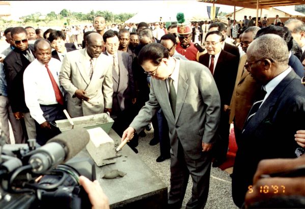 5.1997年李鹏总理为由中海外承建的加蓬国民议会大厦项目奠基
