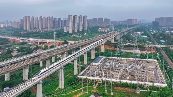宣绩高铁试运行列车驶过宣城左绕特大桥