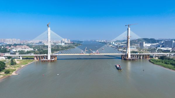 建设中的广湛高铁佛山特大桥跨东平水道斜拉桥 (6)