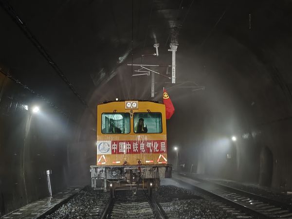 “添翼?清洗”隧道冲洗车在集通铁路克什克腾隧道进行清洗作业 刘帅兵 摄_副本