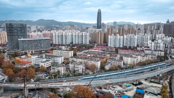 施工人员正在进行线路铺轨施工与声屏障安装