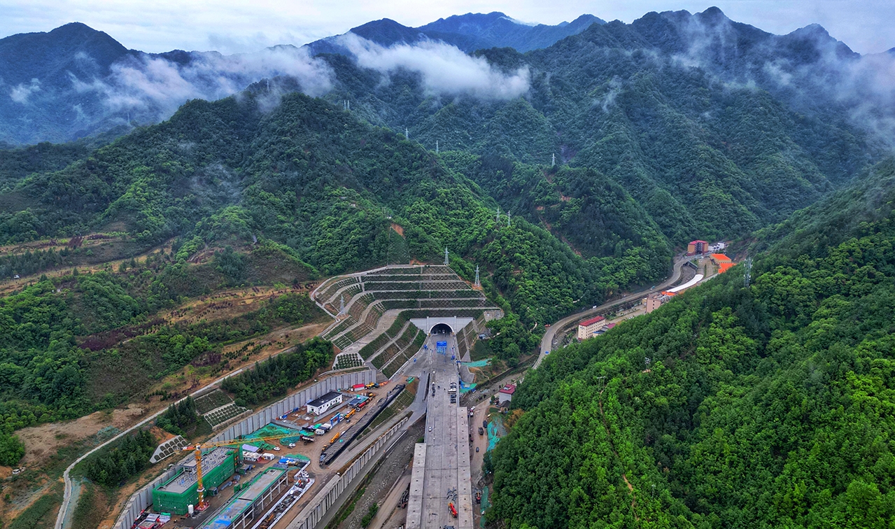 西康高铁秦岭九天山隧道贯通
