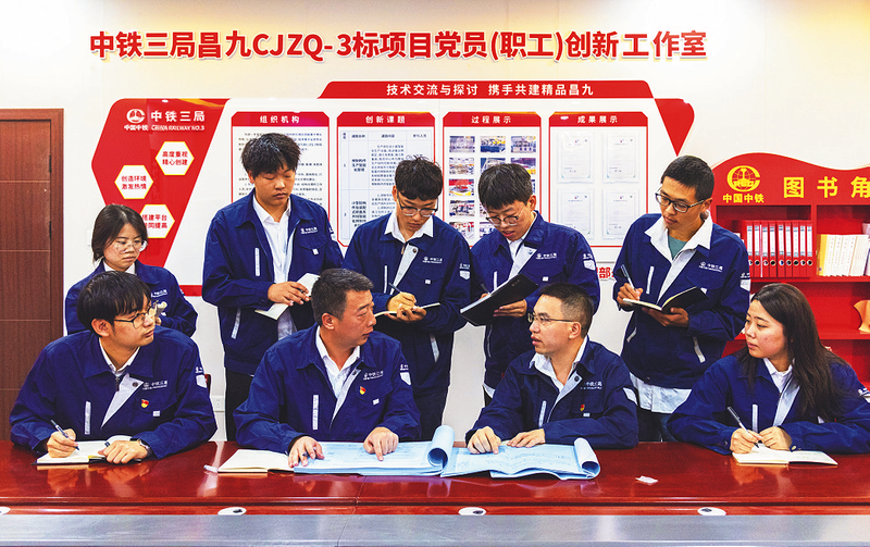 中铁三局线桥公司昌九高铁永修轨枕场开展“党建引领 技术攻关”主题活动