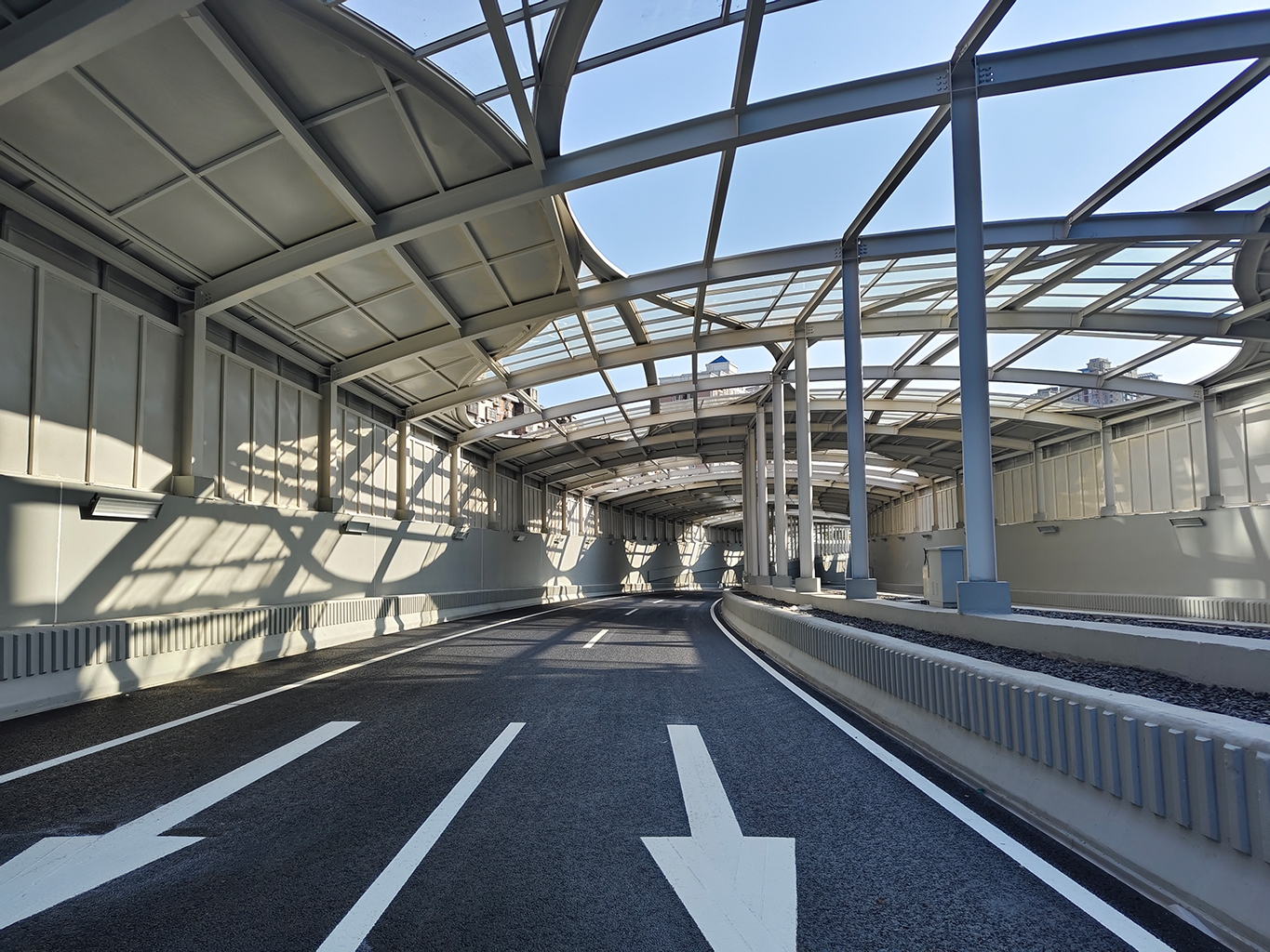 深圳首座单洞双层结构隧道——春风隧道建成通车