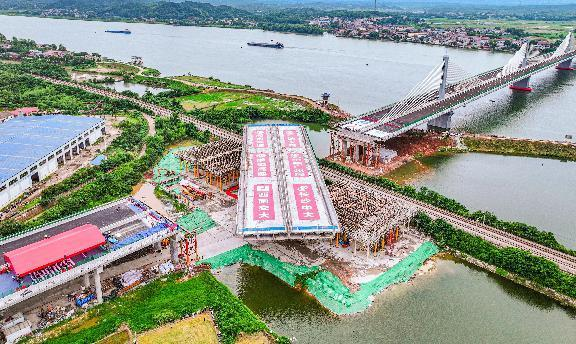 2.6万吨！醴娄高速湘江特大桥上跨京广铁路转体桥精准就位