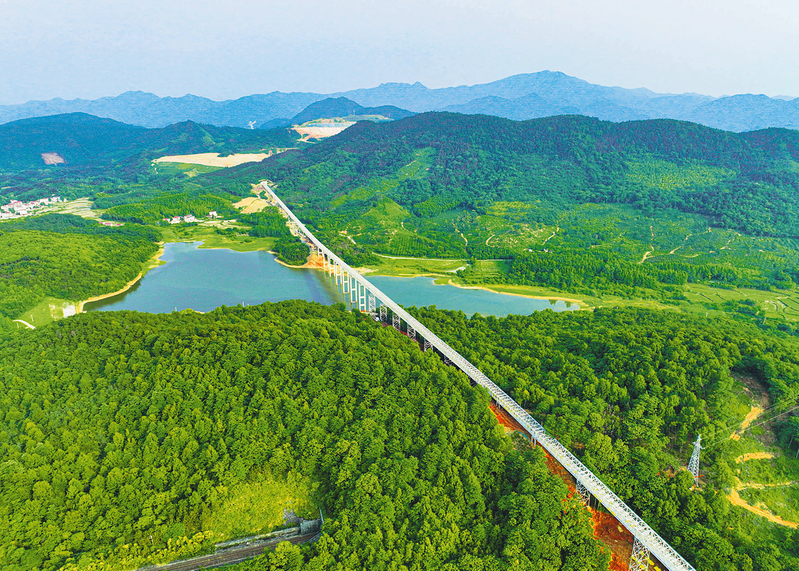 中铁九桥承建的安徽省东至县一体化项目公用运输廊道工程K线架空段钢桁架安装完成