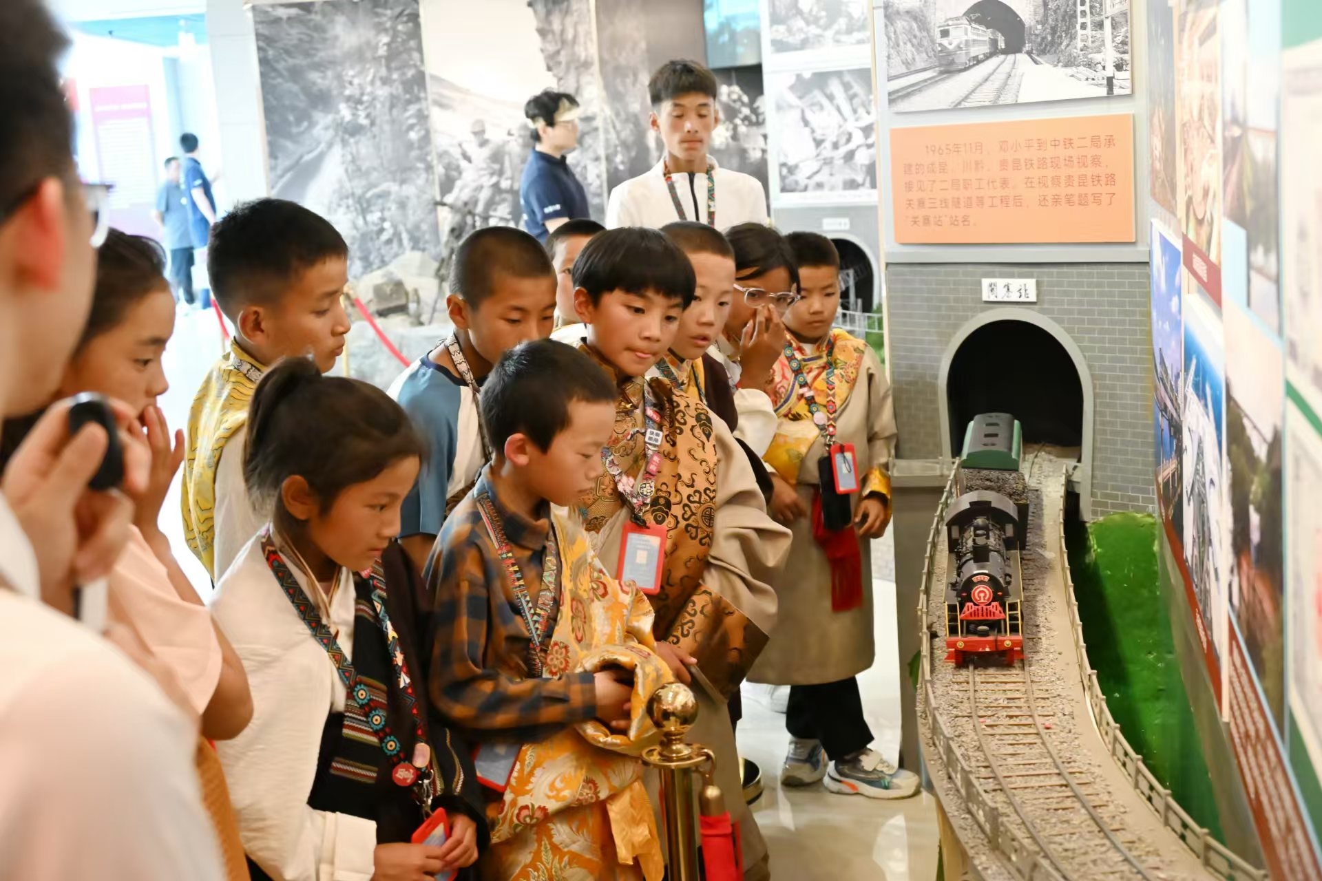 发挥建筑央企特点和优势情注雪域高原——中国中铁近三年来援藏工作纪实