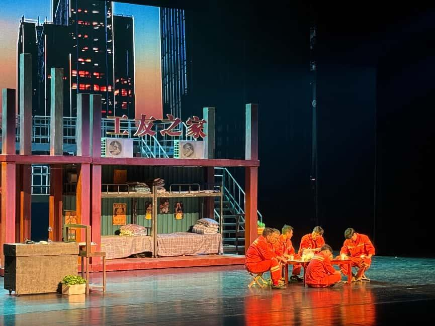 话剧《地铁六号线》在北京二七剧场上演