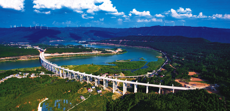 广绵高速公路嘉陵江特大桥右幅T梁全部架设完成