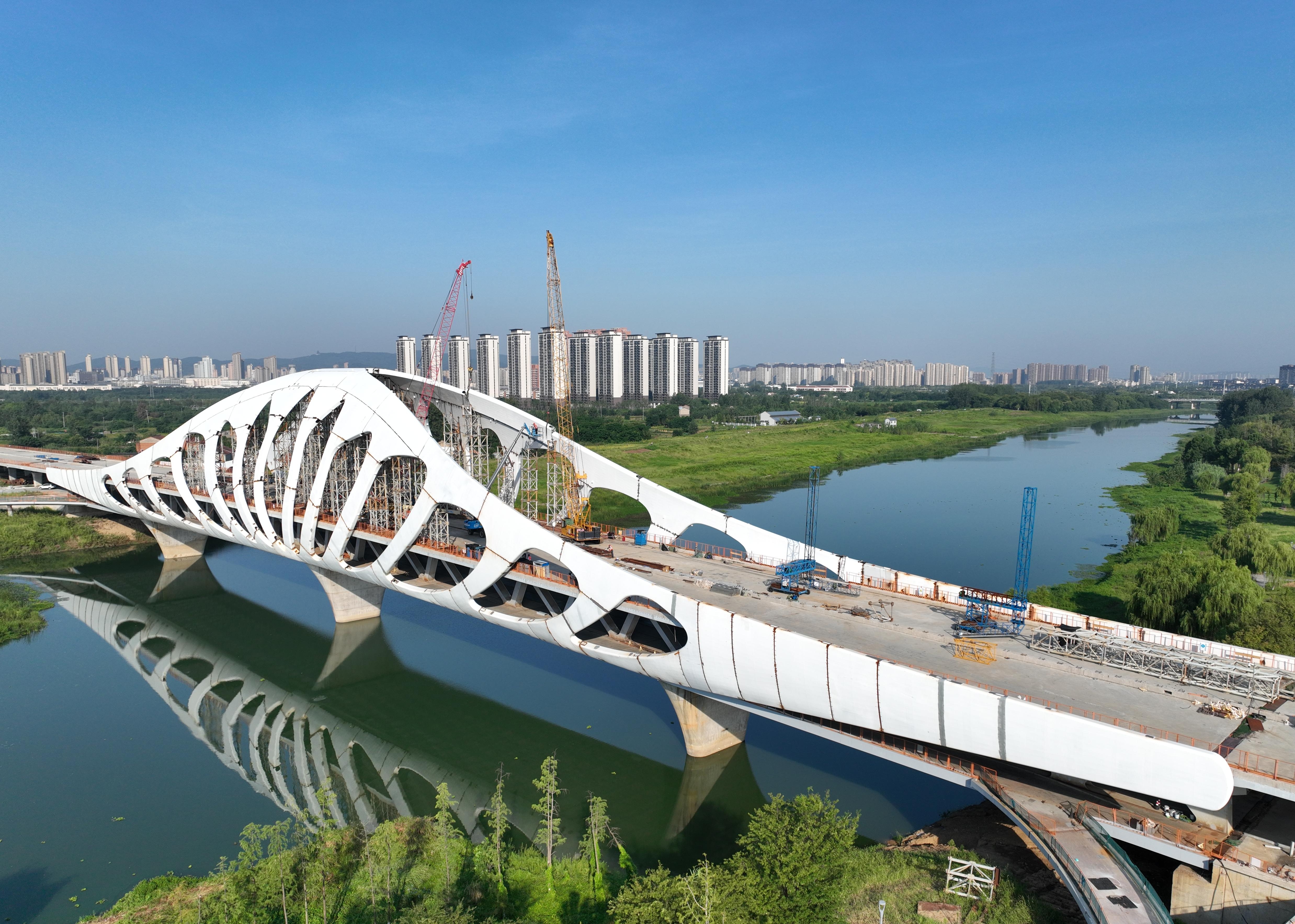全国首座钢桁梁与拱壳协作体系桥九梓大桥主桥合龙