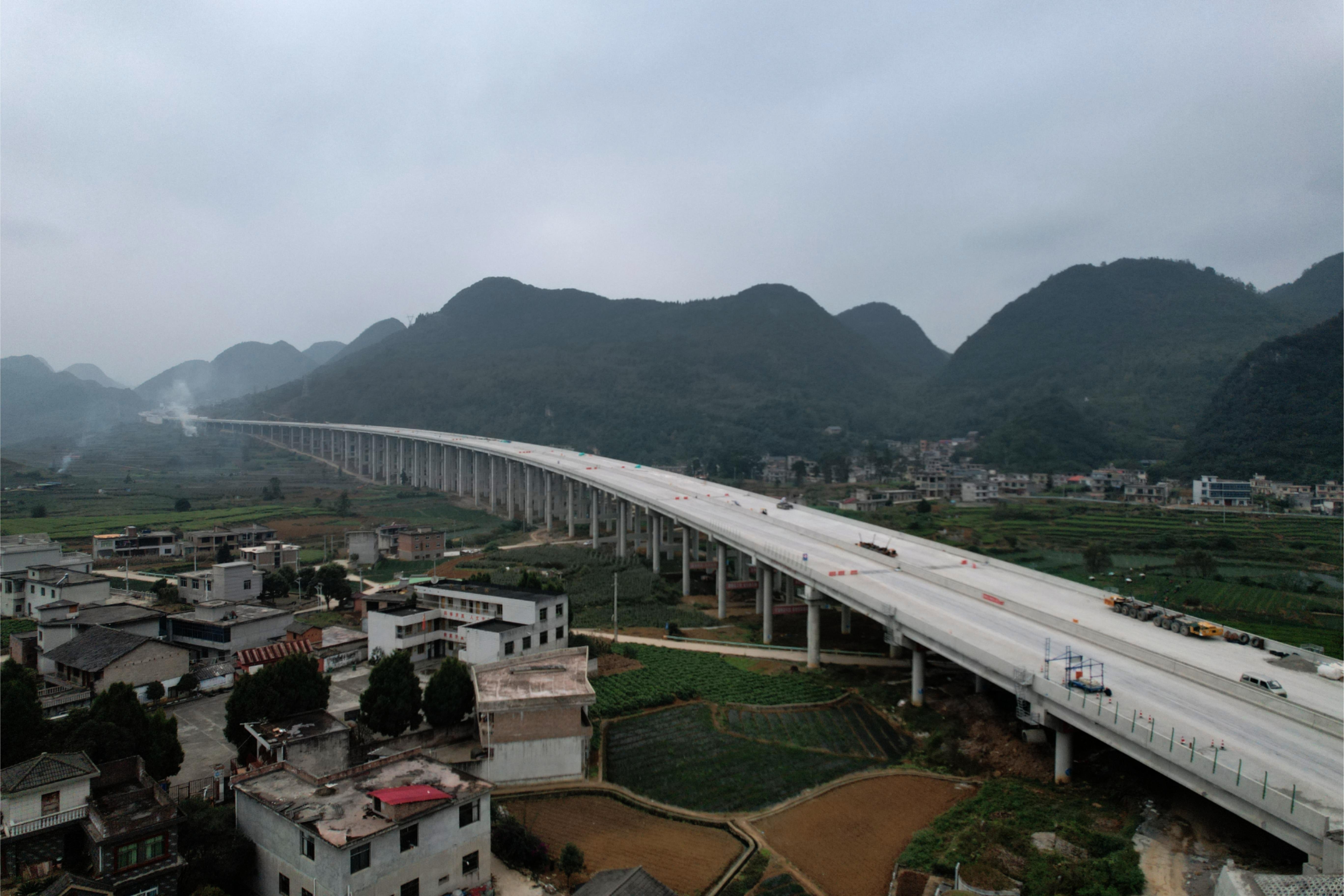 贵州省安盘高速新寨特大桥架设完成