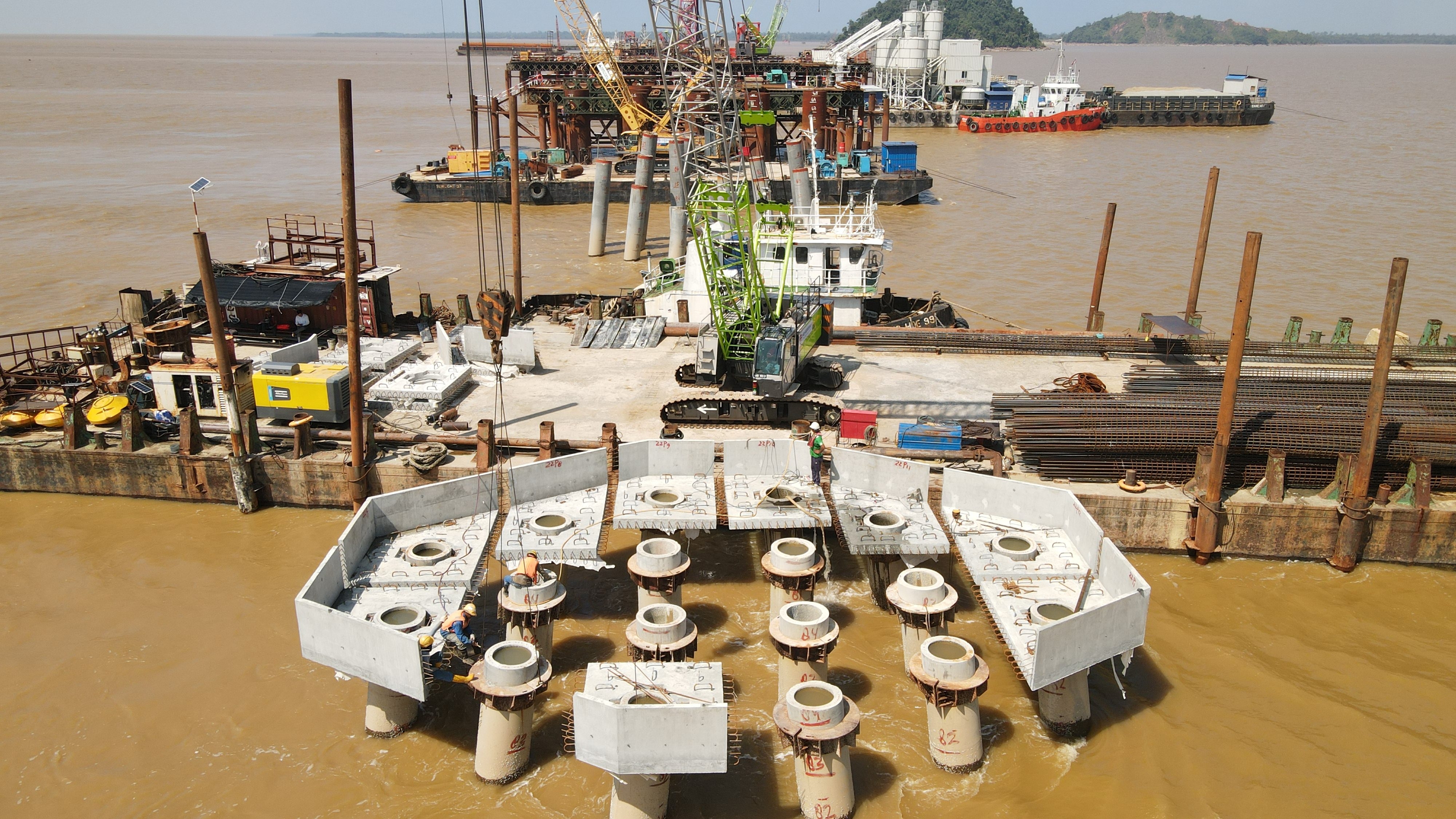 马来西亚鲁巴跨海大桥水中墩施工完成