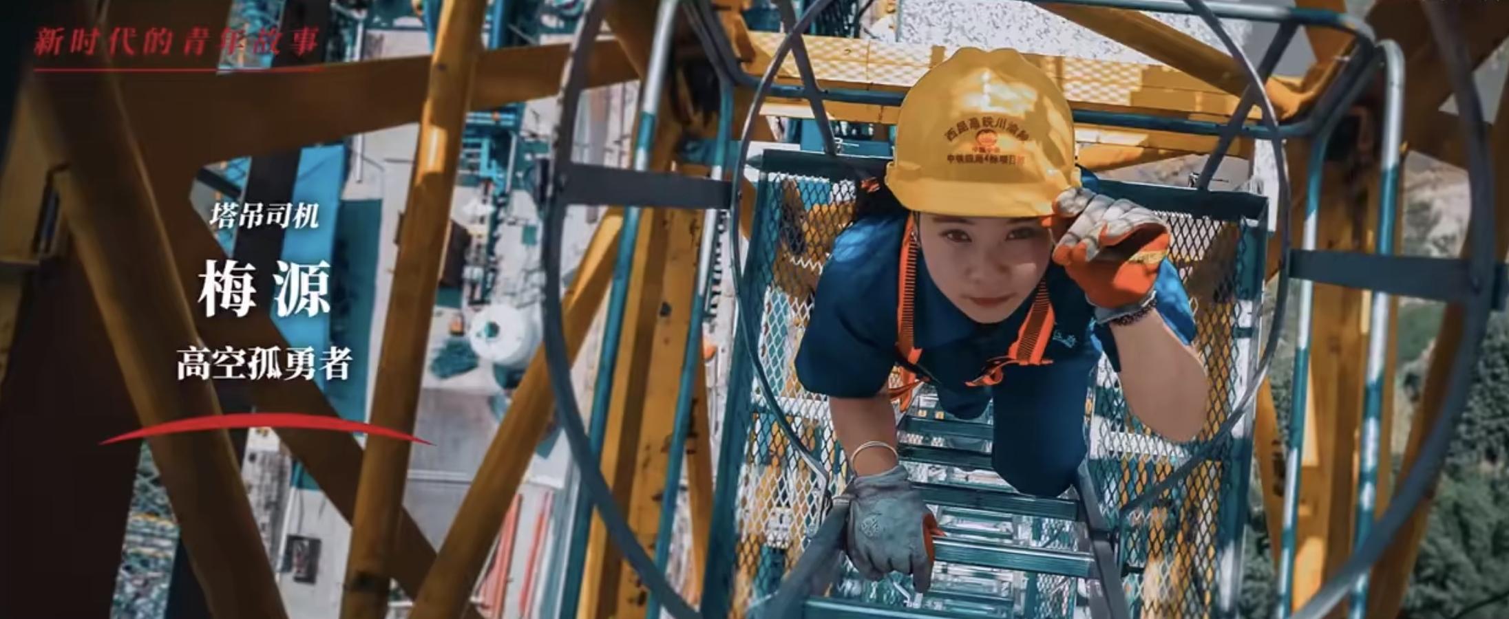 《她的工位有180度景观》