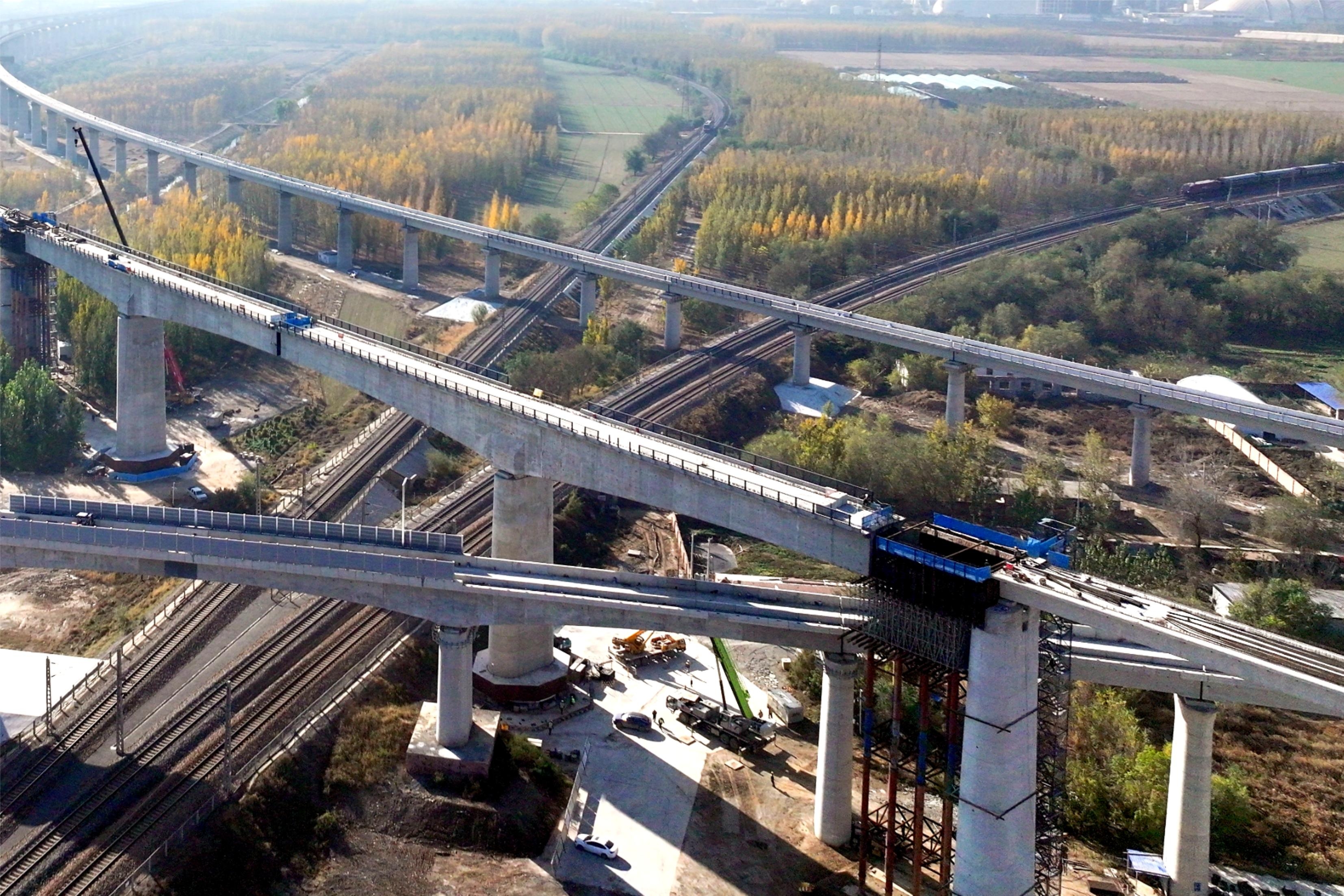 雄商高铁衡水枢纽西南下行联络线特大桥43号、44号双墩同步转体成功