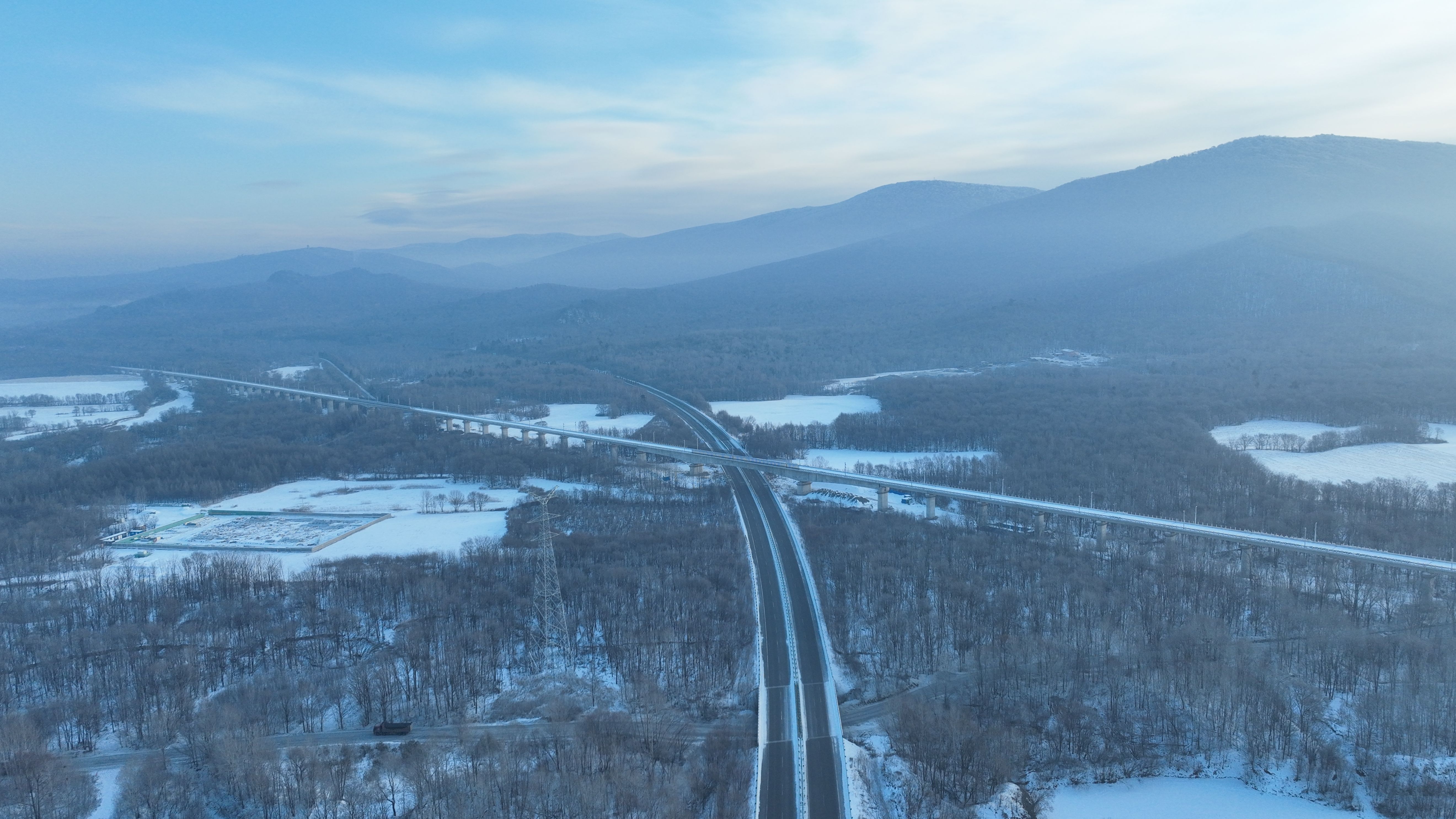 我国在建最北高铁哈伊高铁铺轨贯通