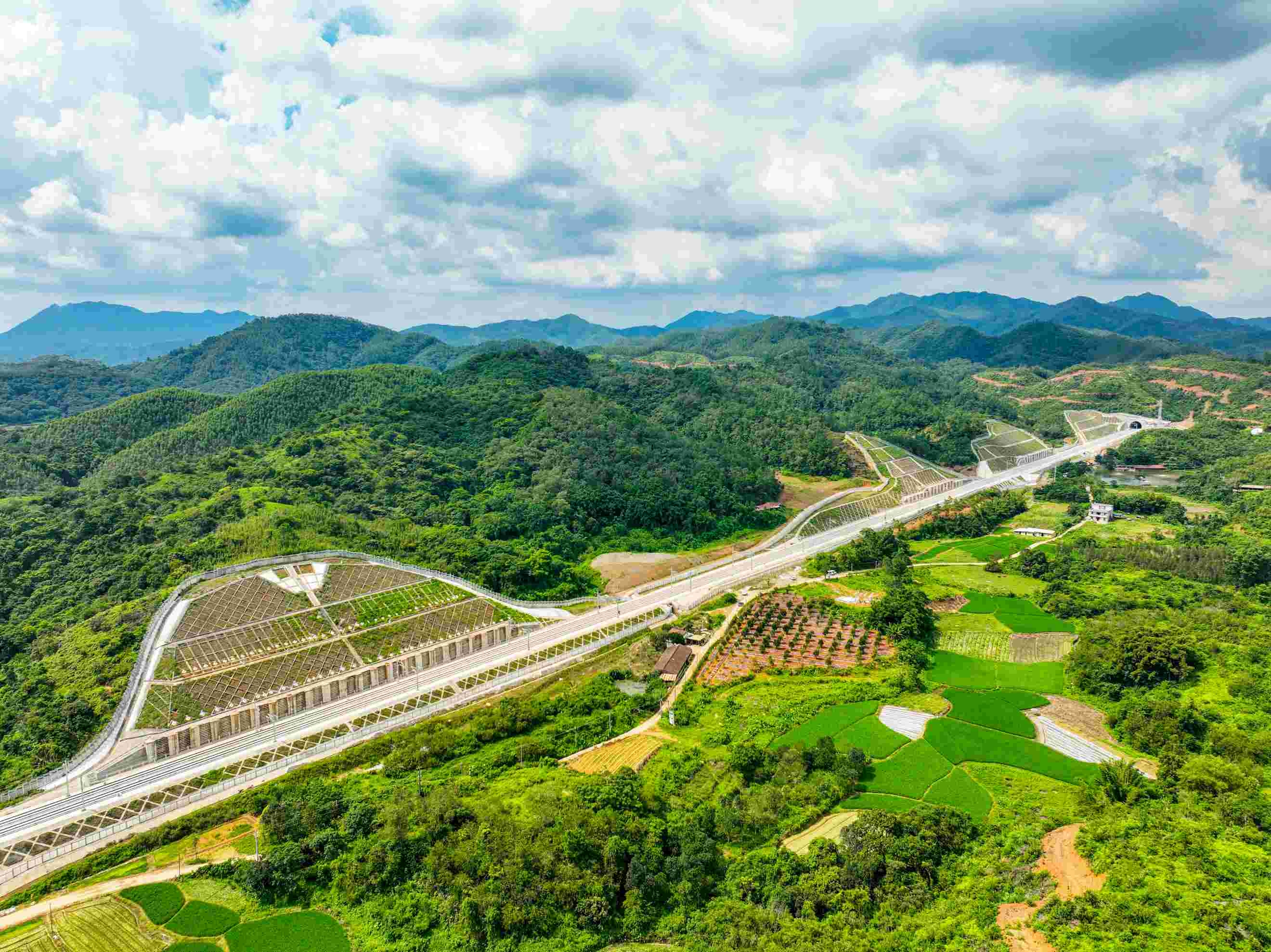 广湛高铁开通运营