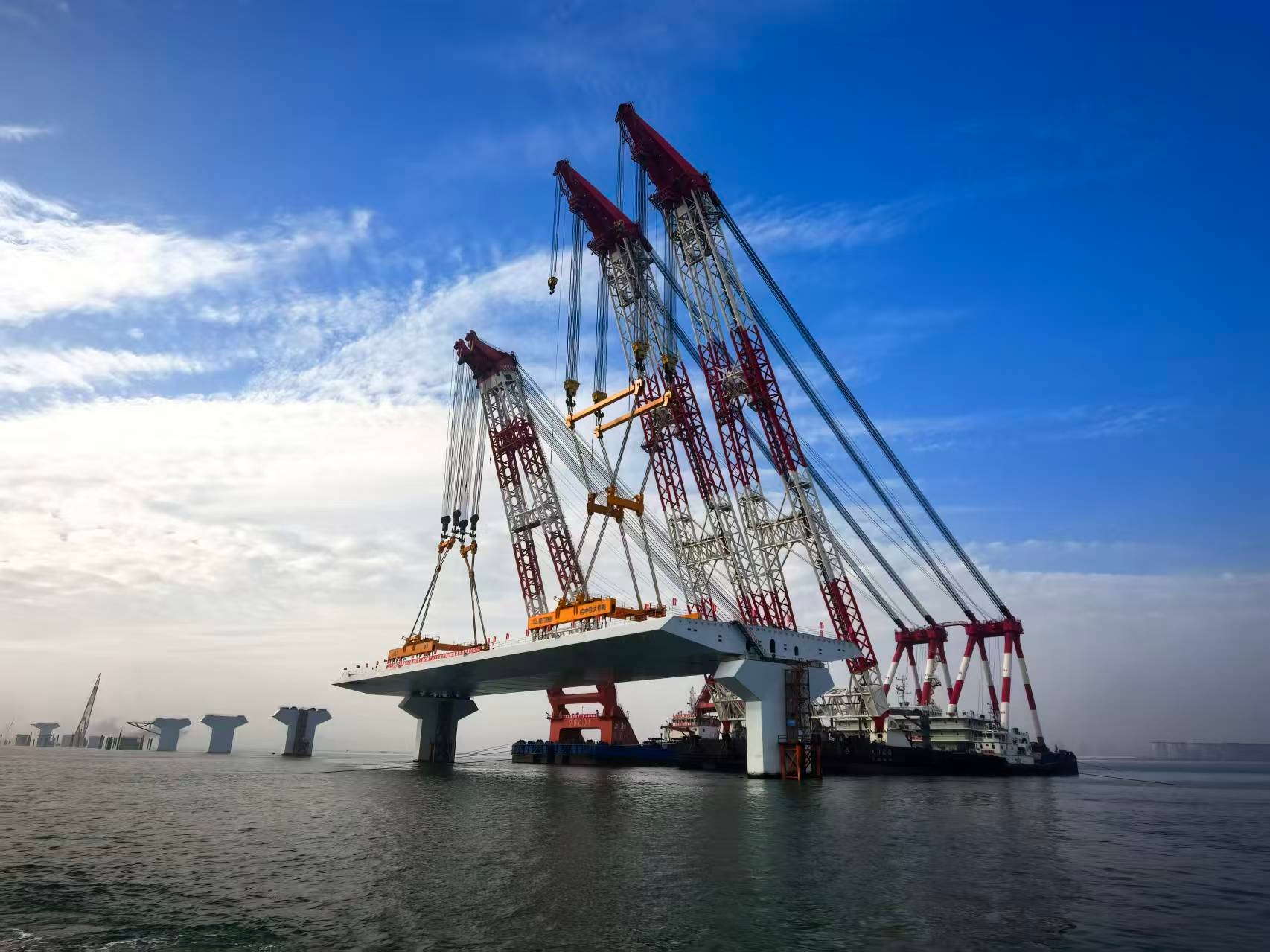 厦金大桥厦门段海上钢箱梁首架成功