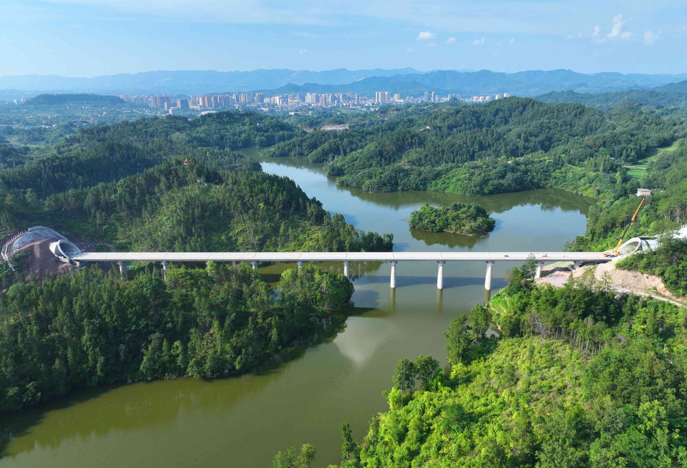 成达万高铁开江南制梁场箱梁全部架设完成