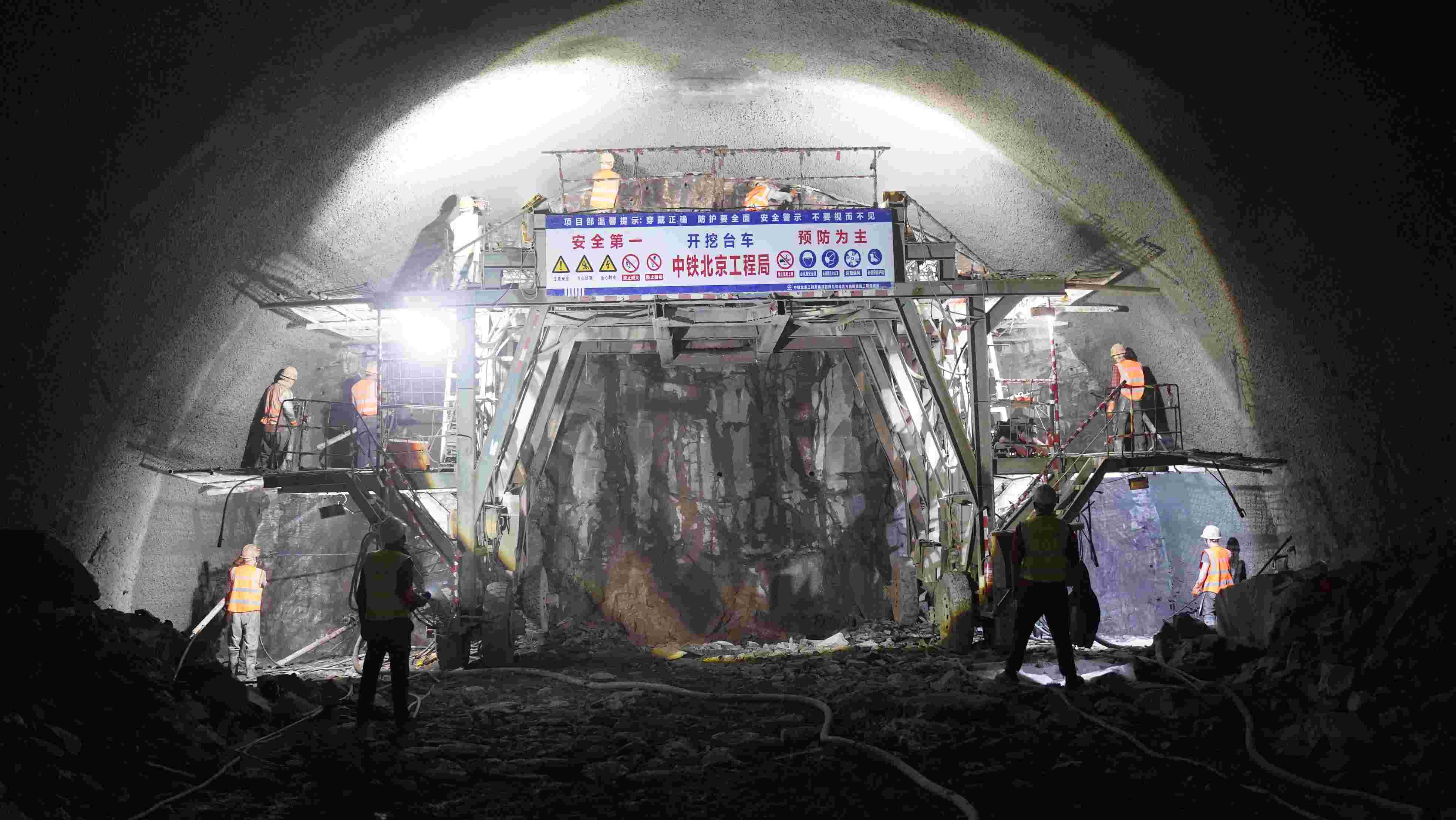 成达万高铁光明隧道贯通