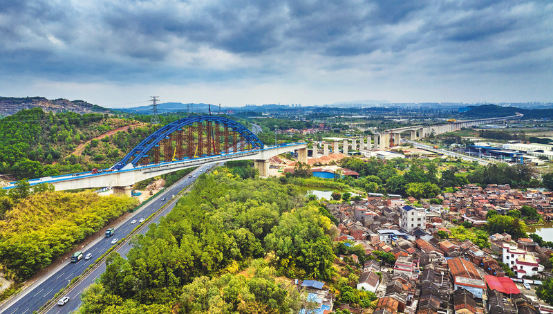 珠海至肇庆高速铁路江门至珠三角枢纽机场段跨广明高速公路特大桥连续梁拱拱部合龙