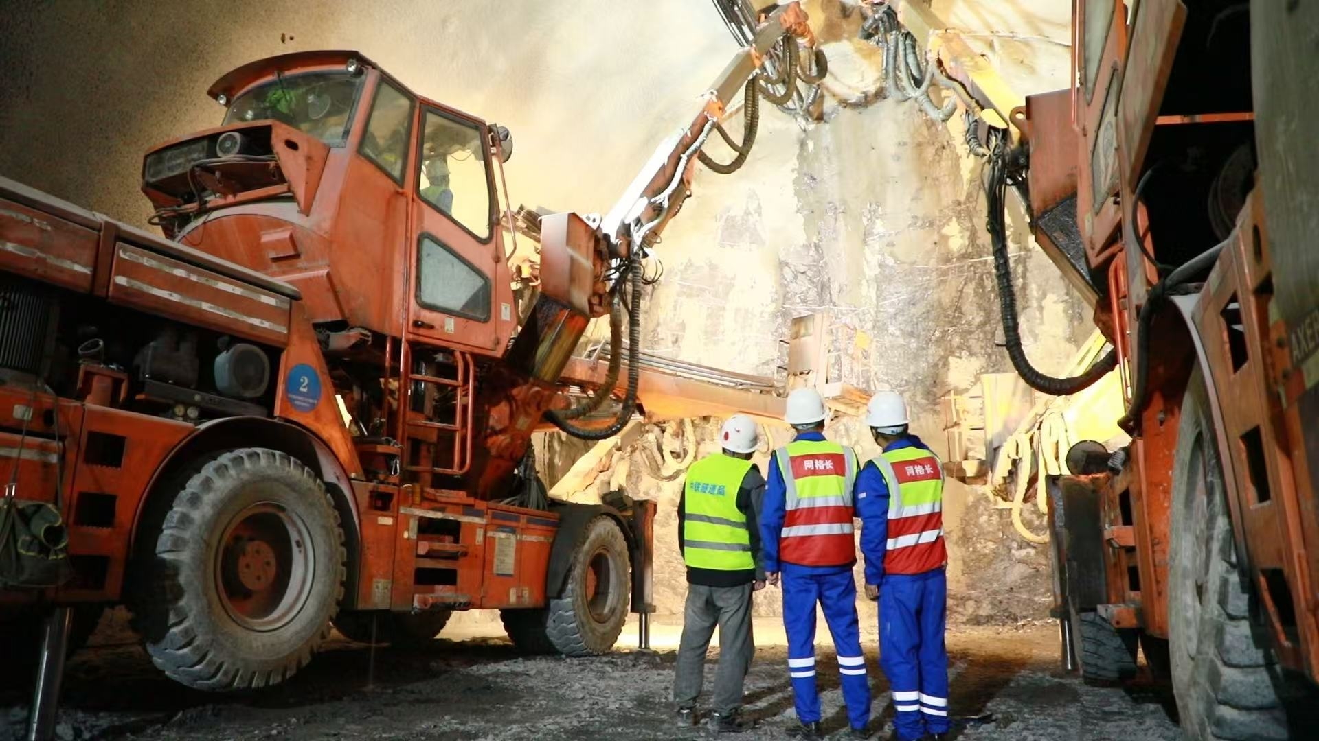 西渝高铁荆竹园隧道贯通