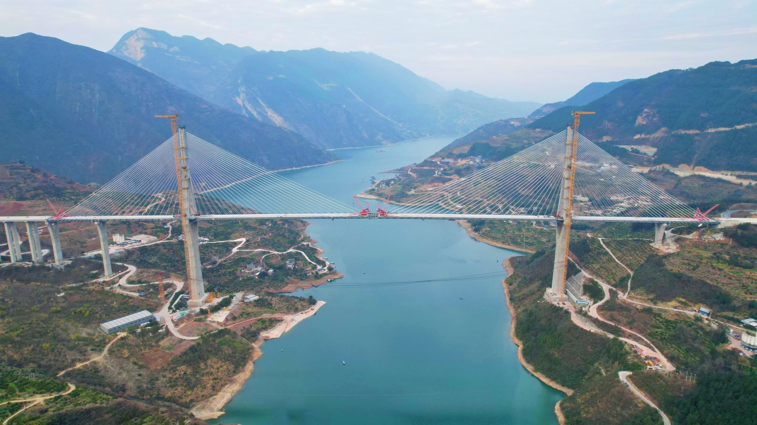 重庆奉建高速大溪河特大桥合龙