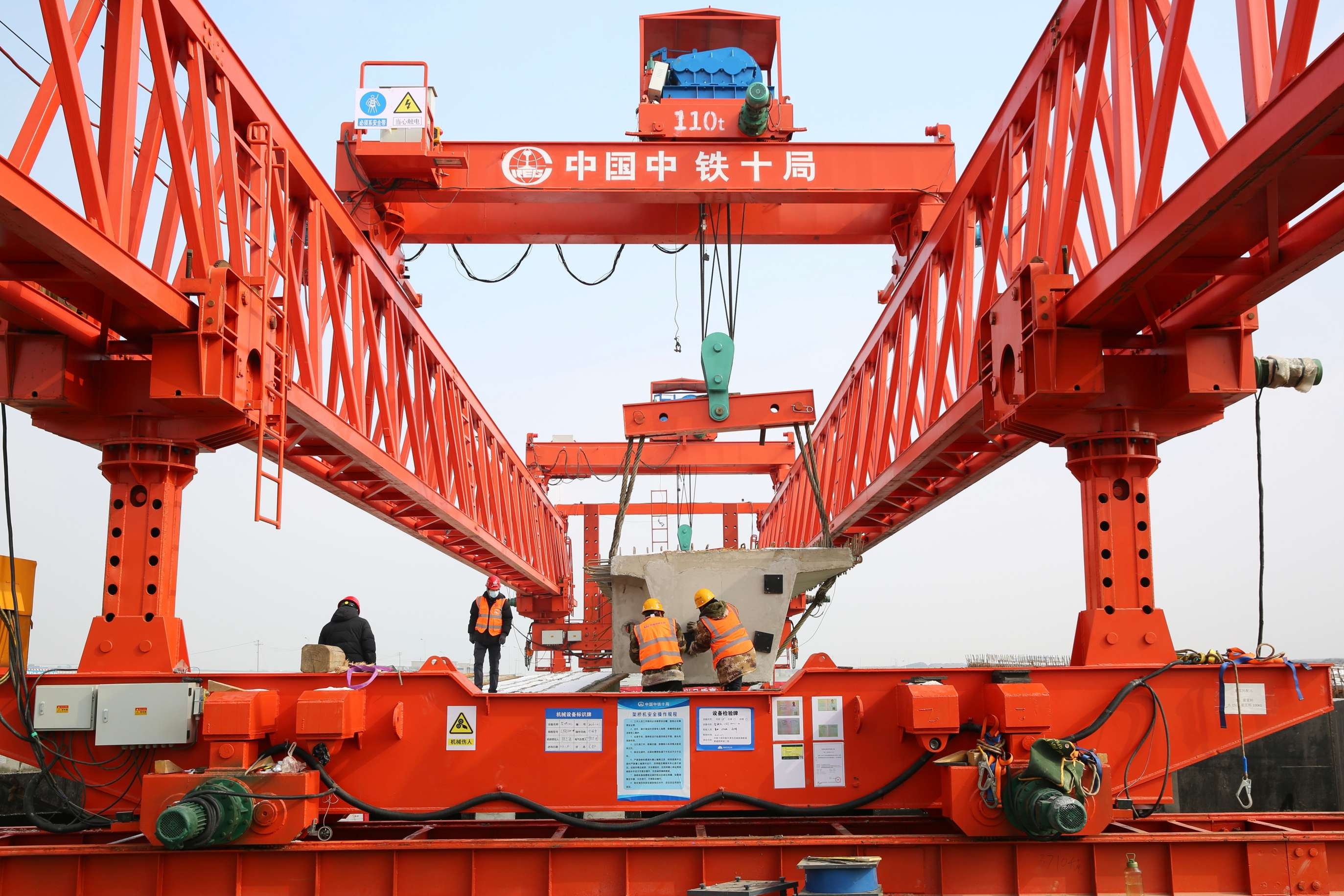 中新天津生态城临海新城景盛路桥梁工程首跨预制梁成功架设