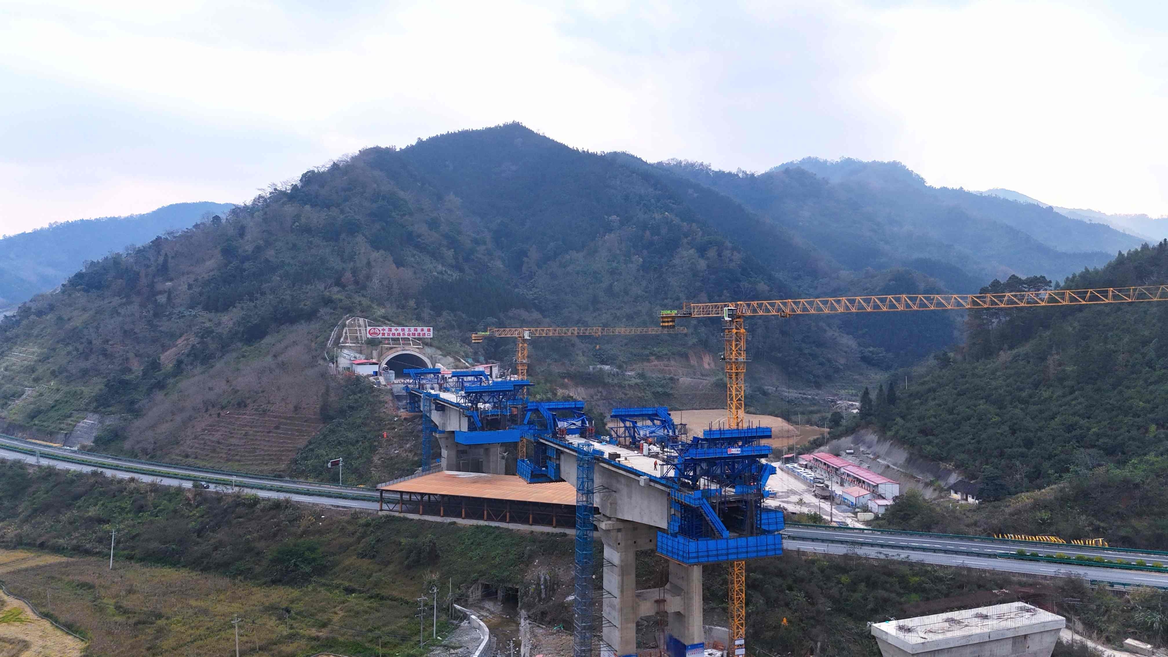 黄百铁路乐业隧道、老山隧道正洞掘进双双突破5000米