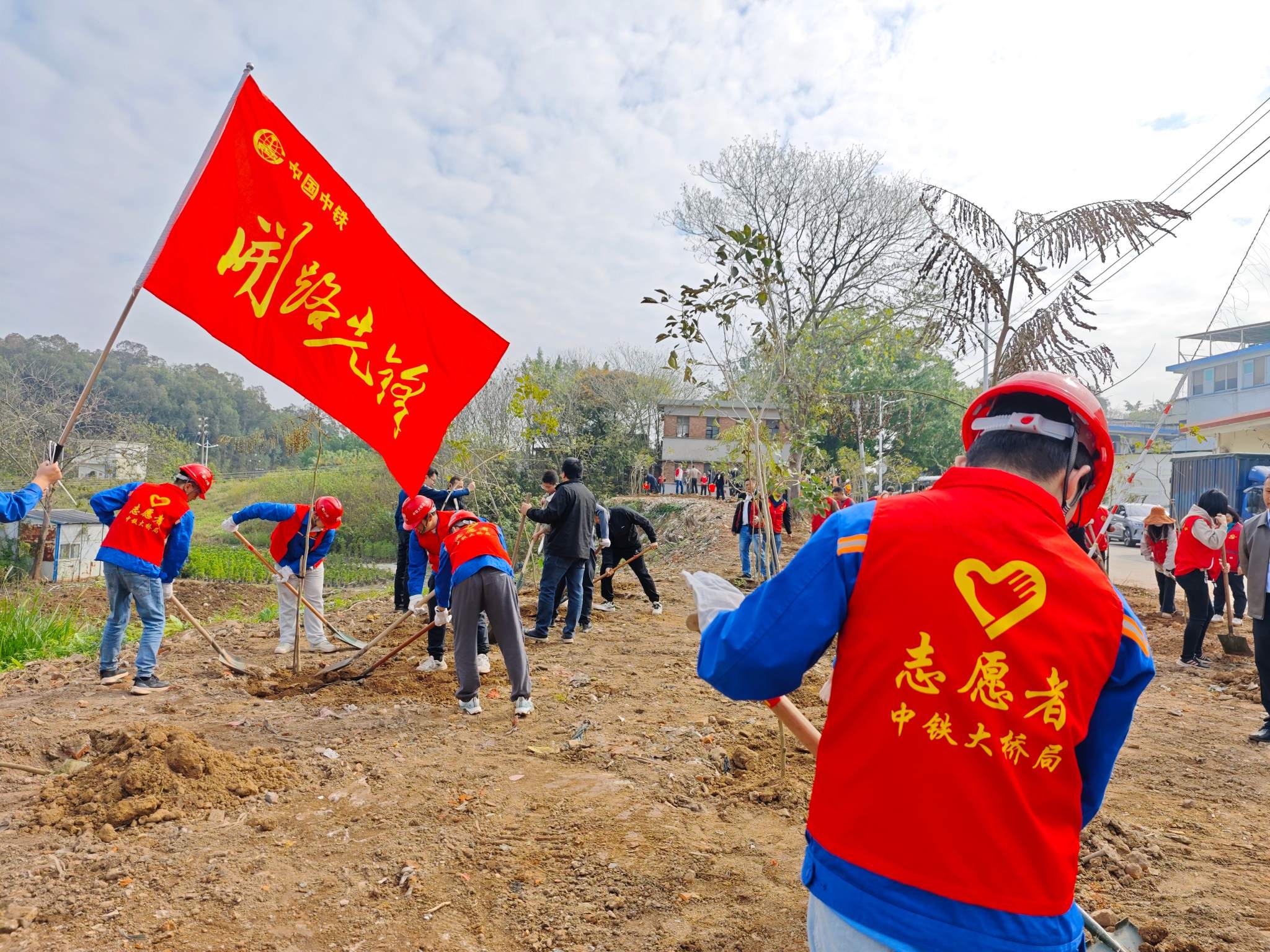 手植绿意 播种未来 中国中铁各单位开展植树节活动