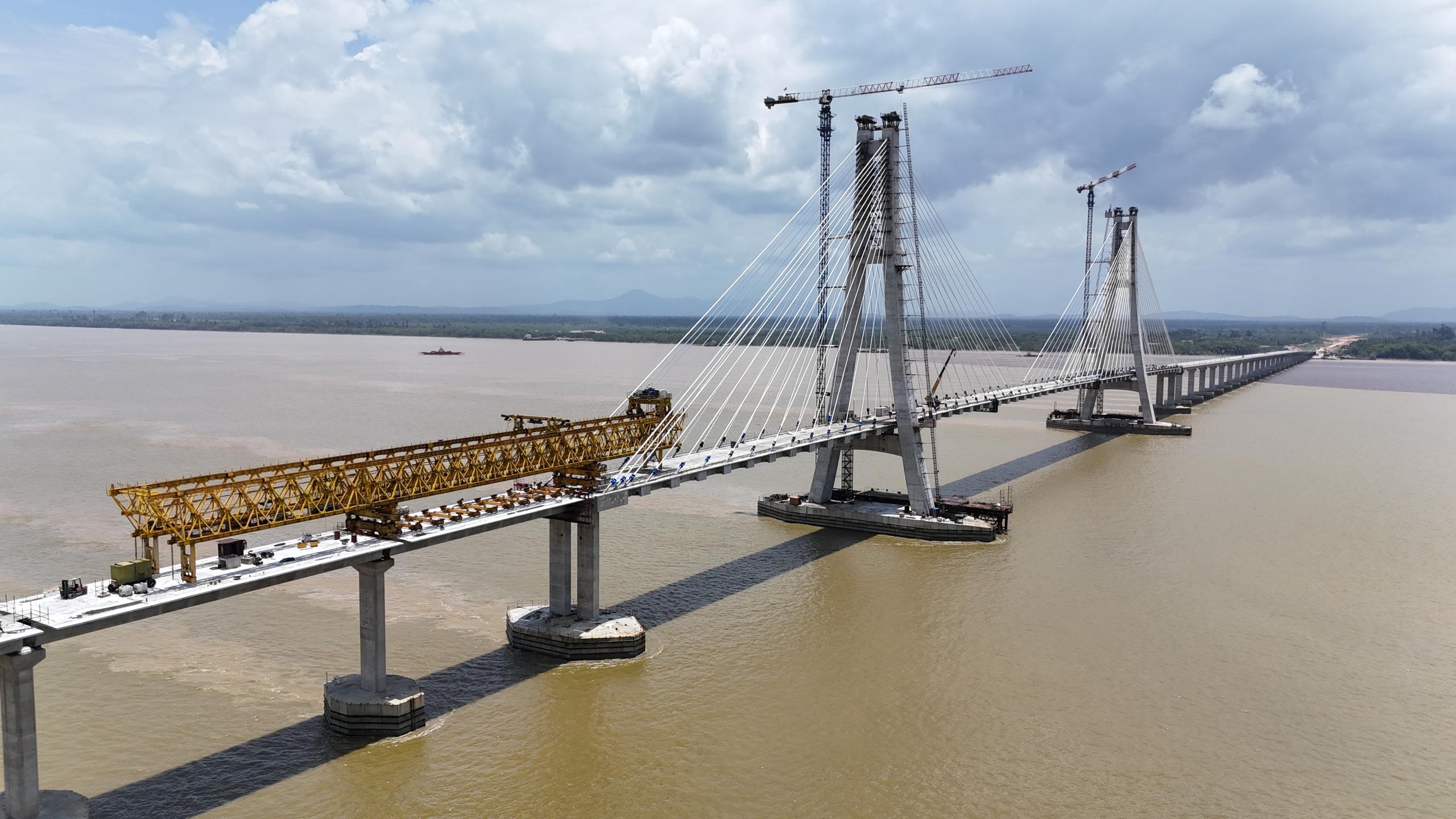 马来西亚鲁巴跨海大桥全桥贯通