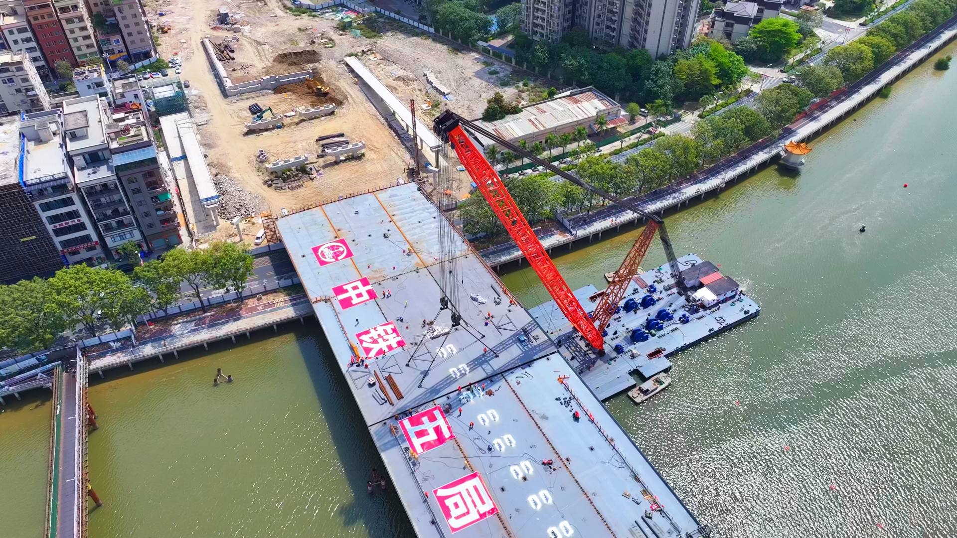 东莞洪梅大桥钢箱梁合龙