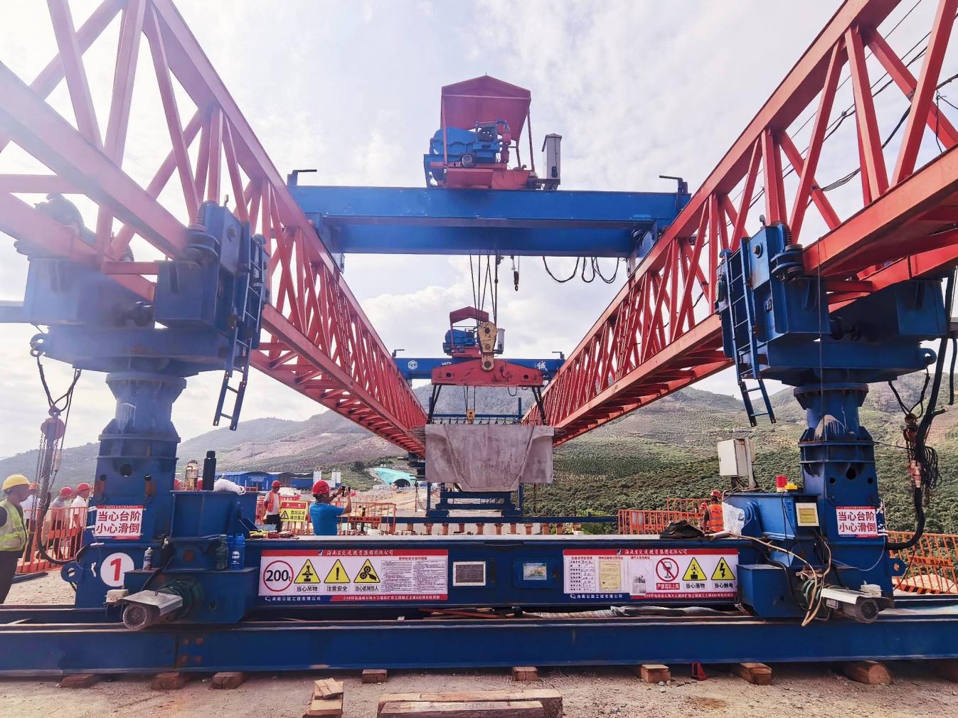 2.4万吨T构桥成功转体跨越漯阜铁路