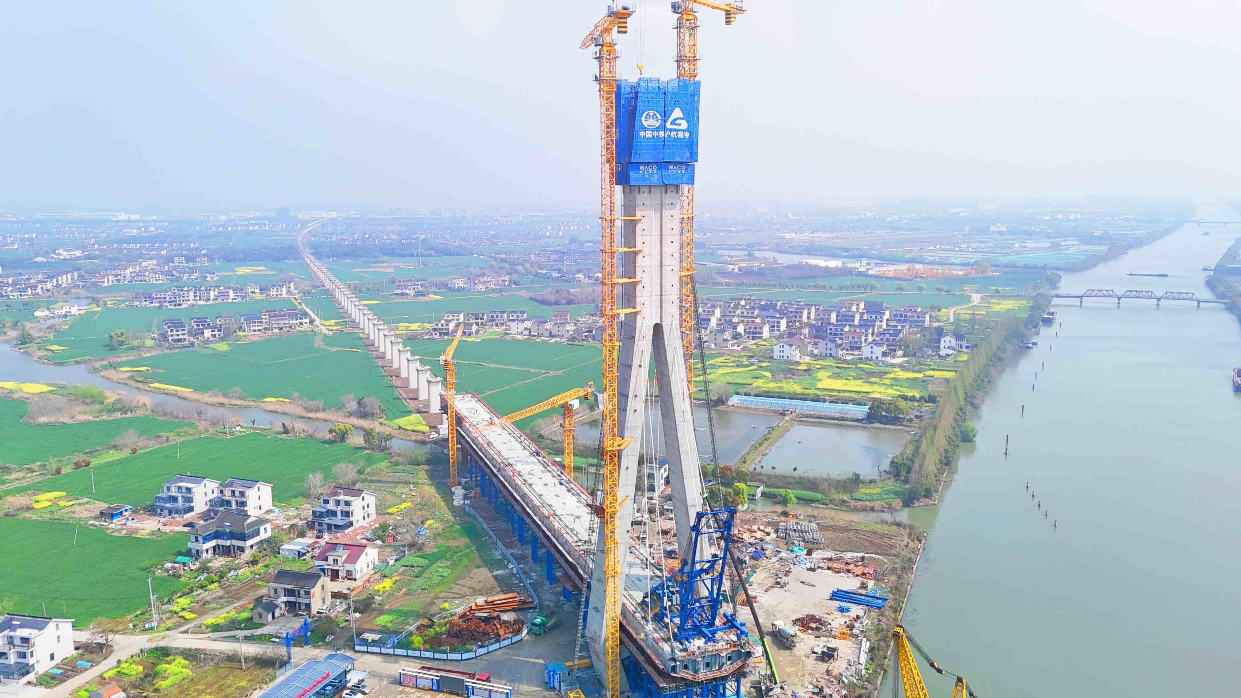 通甬高铁望虞河斜拉桥268号主塔封顶