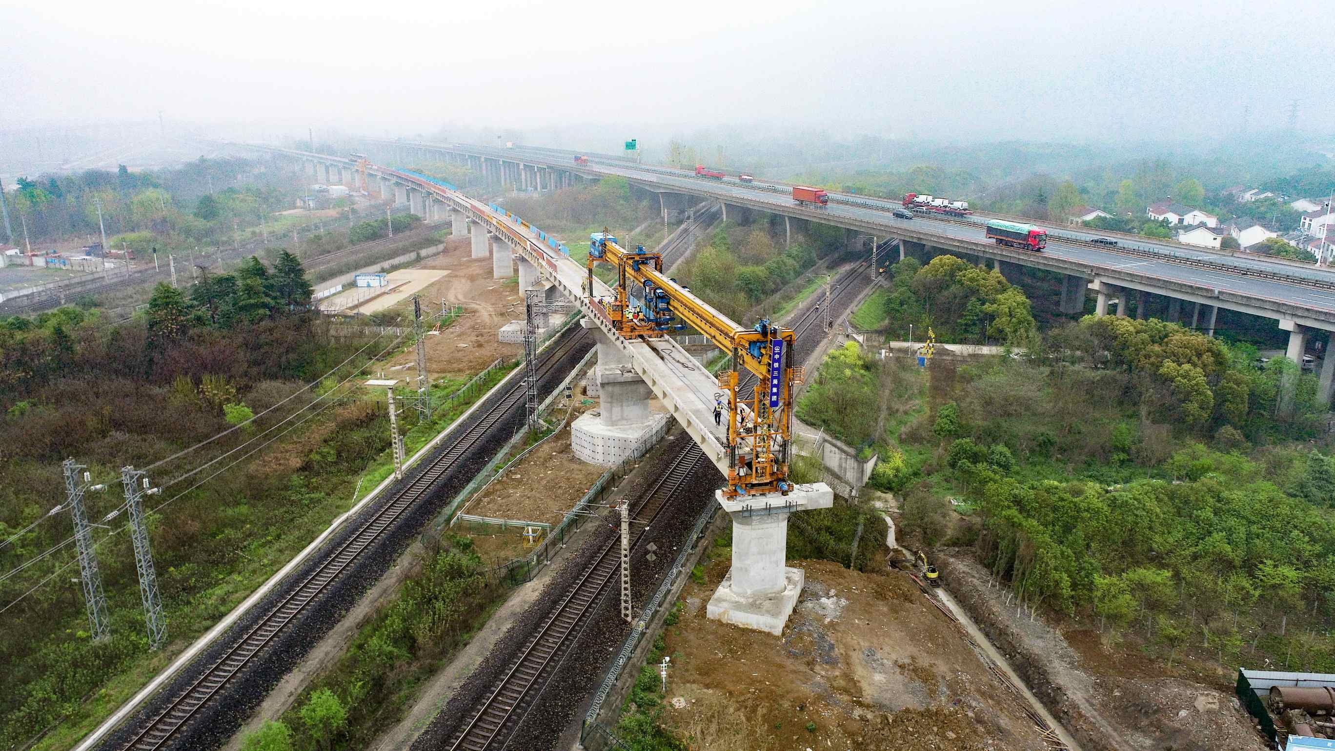 沪宁合高铁南京枢纽段“跨五线”架梁完成