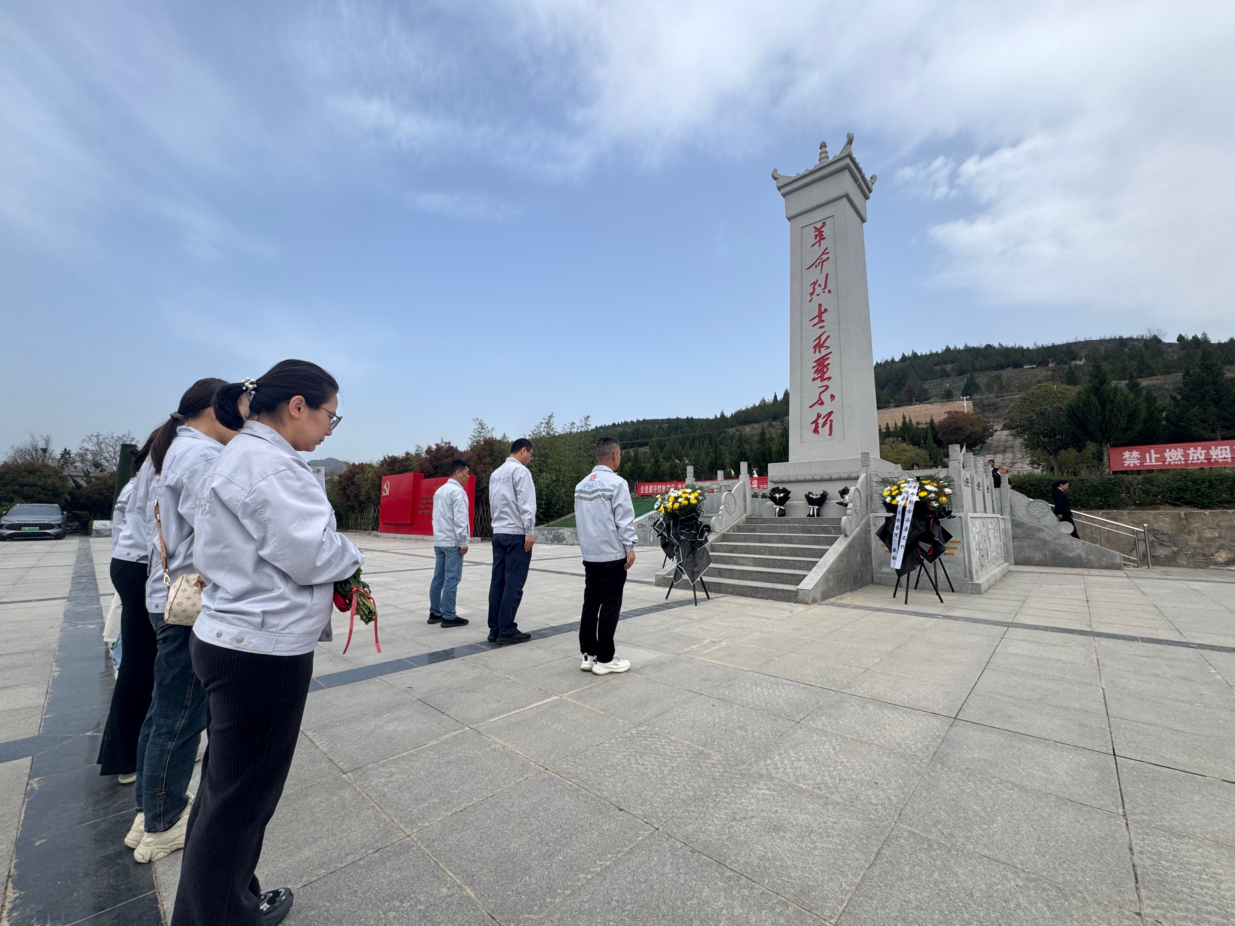 赓续英烈精神 汲取奋进力量——中国中铁基层单位开展清明节祭扫主题活动掠影（二）