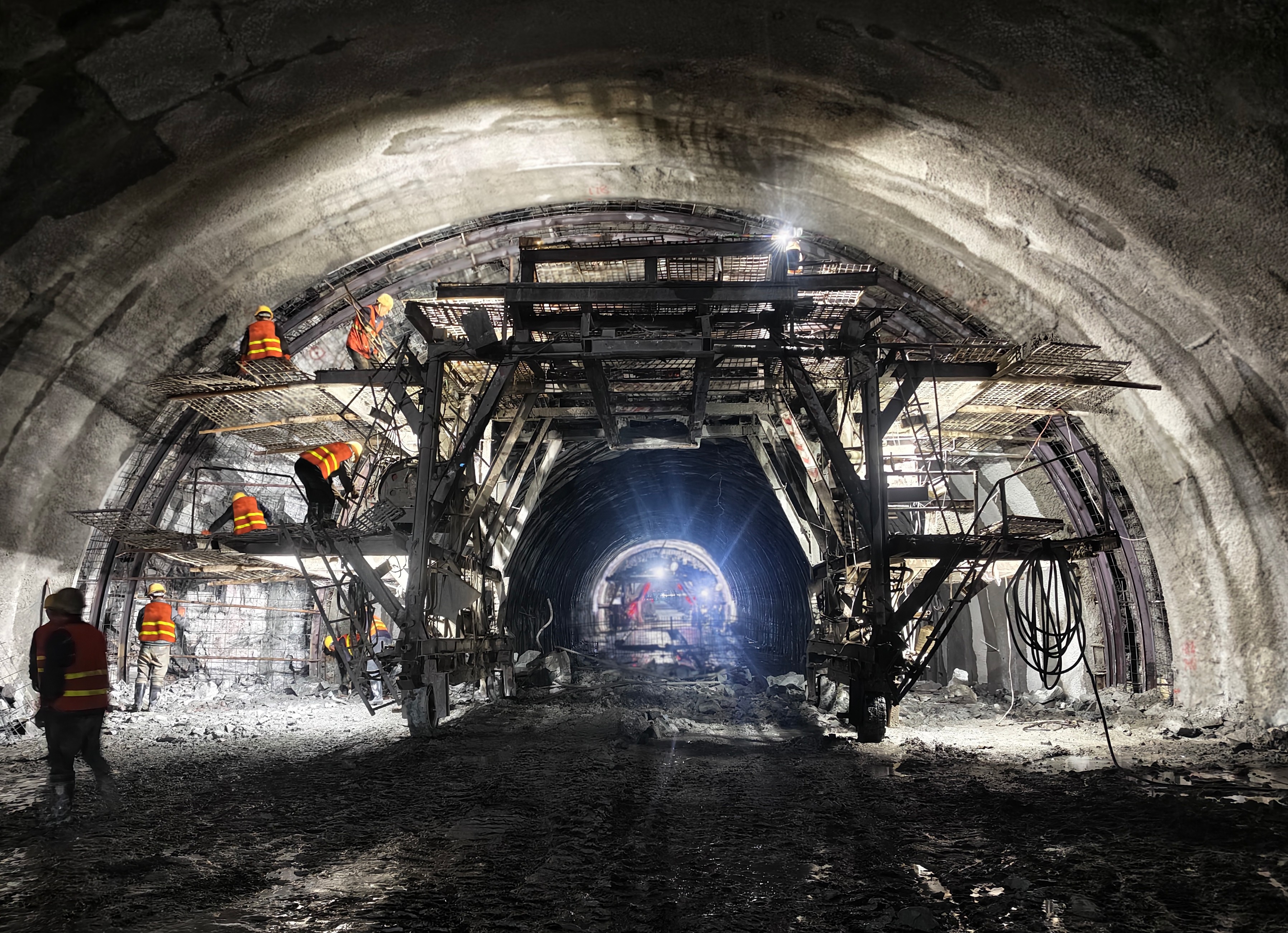 山西黎霍高速太岳山隧道右洞贯通