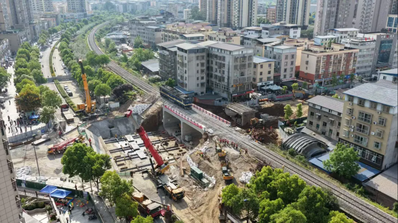 2500吨预制框架桥成功下穿四川广元广达铁路