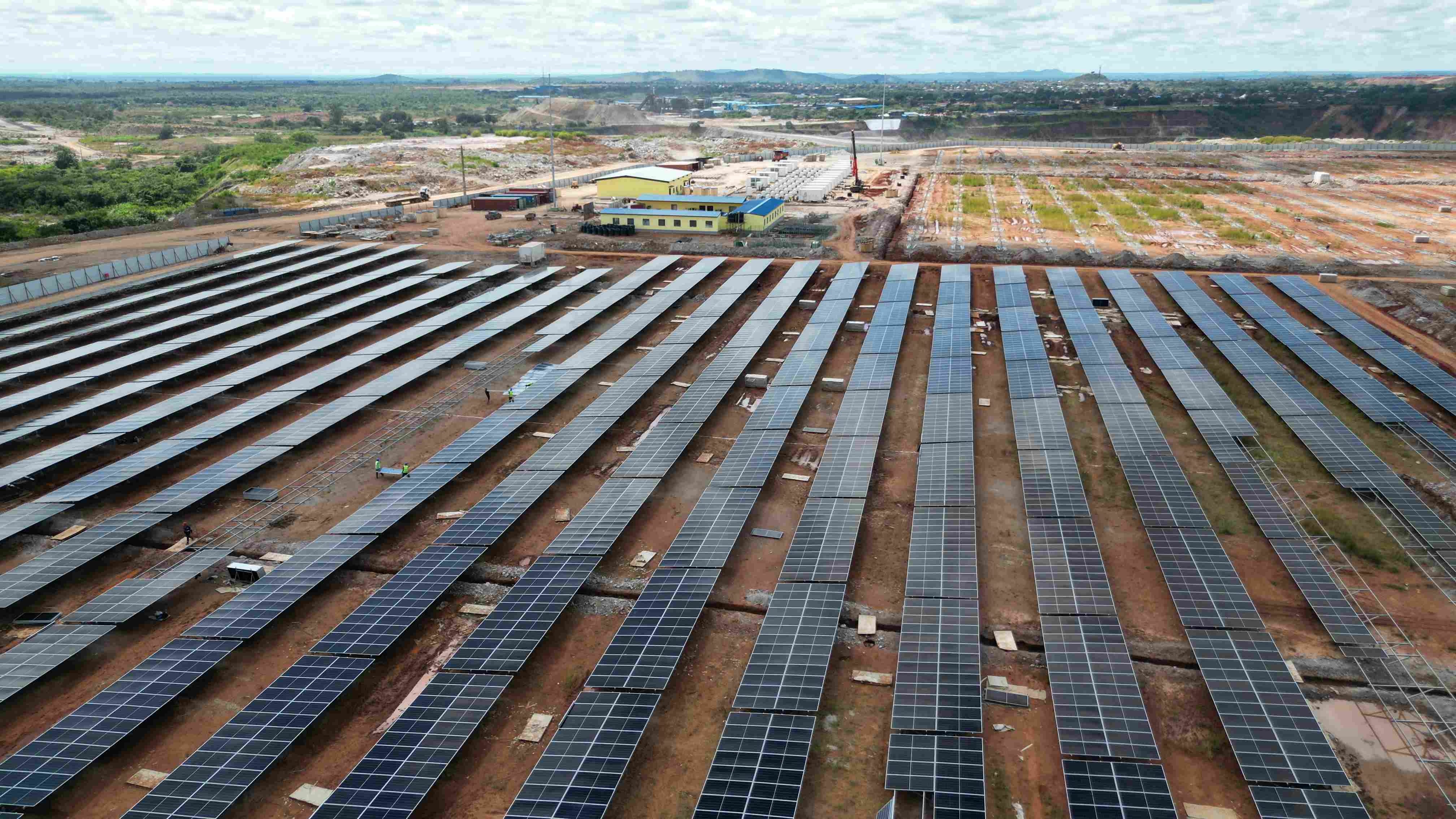 刚果（金）绿纱矿业光伏储能微网购电项目首个光伏板子阵安装完成