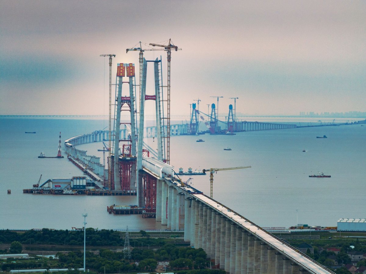 杭州湾跨海铁路大桥北航道桥主塔全部封顶