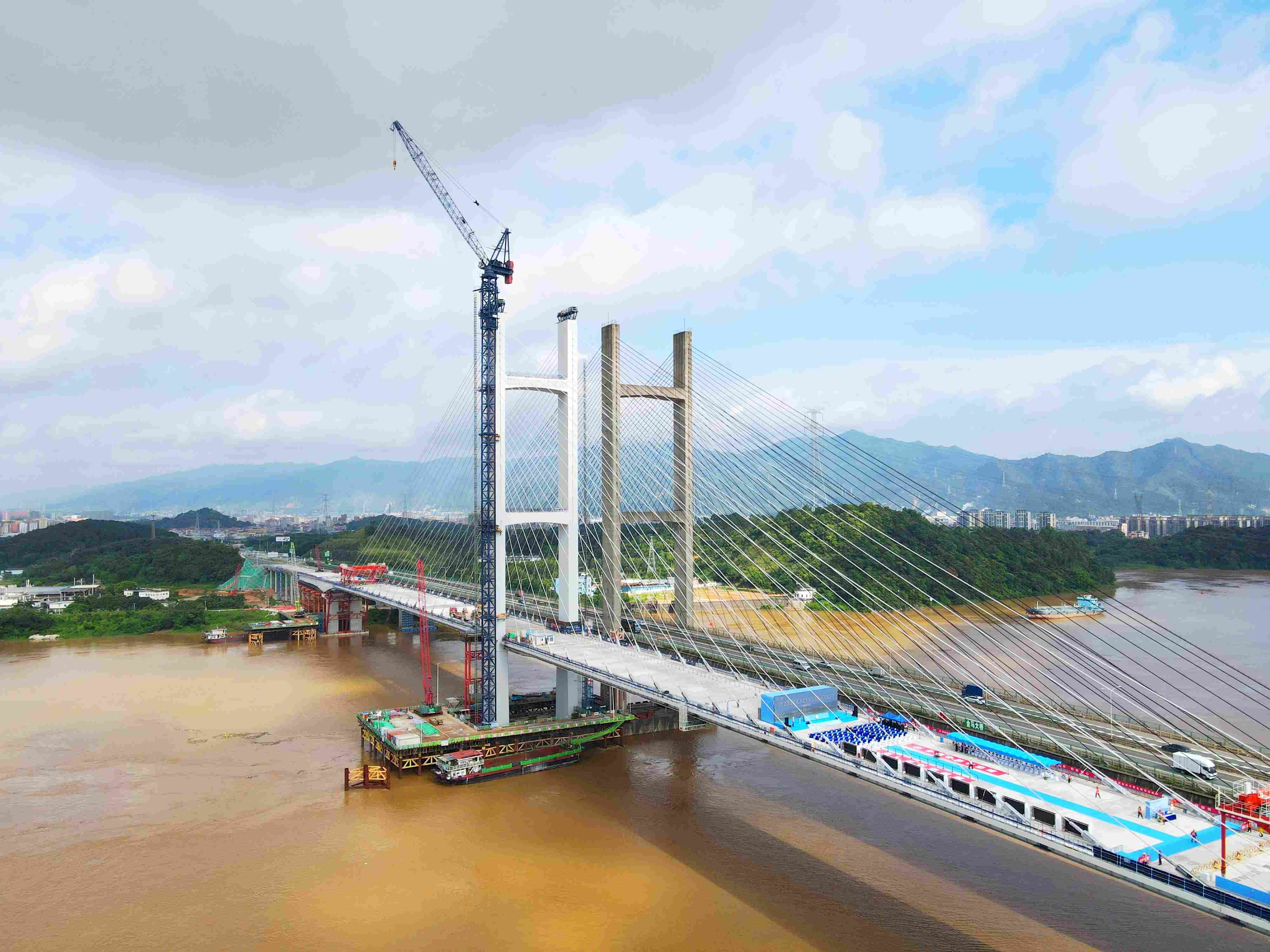 广肇高速新建金马大桥合龙