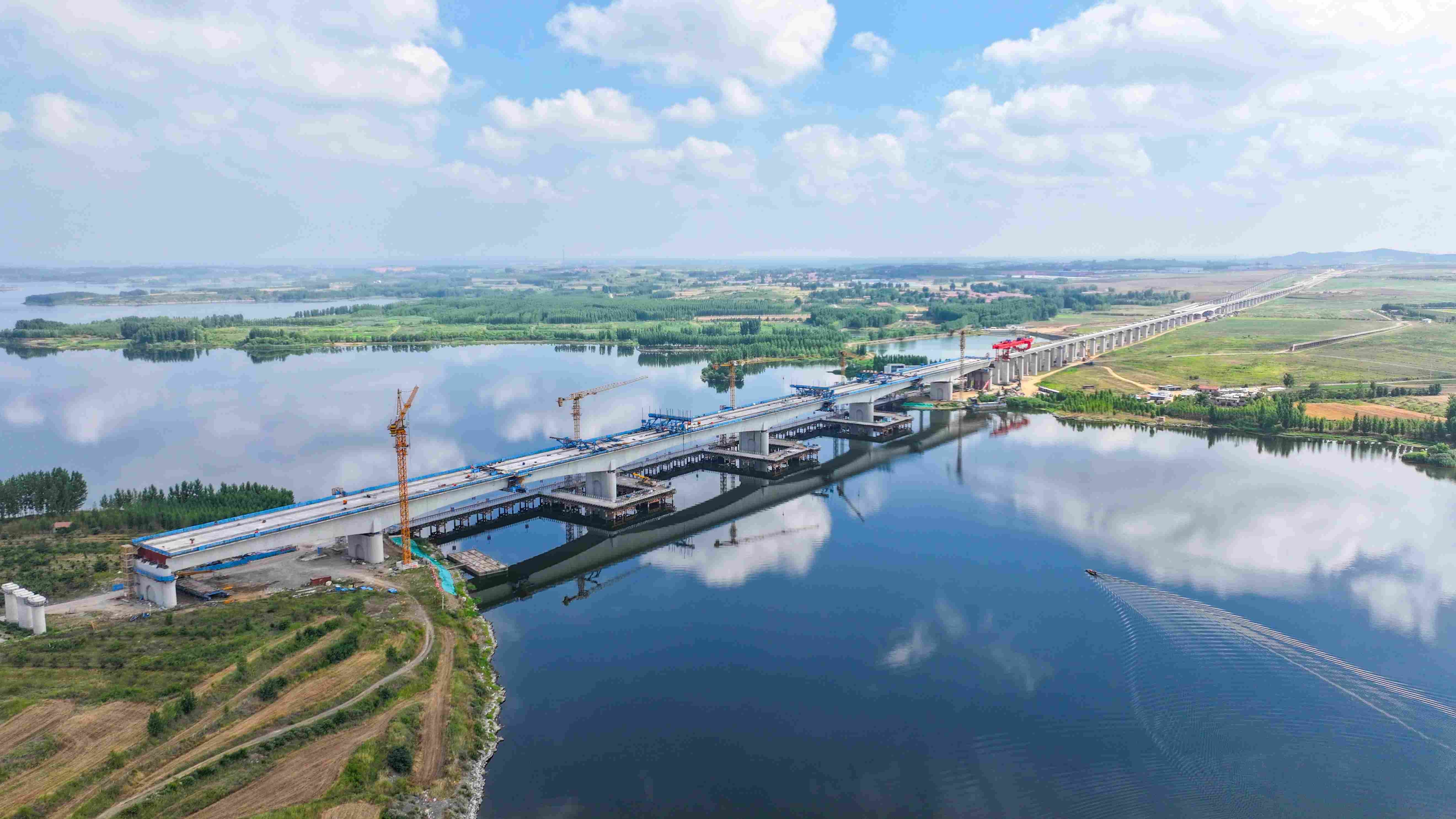 潍宿高铁至青岛连接线墙夼水库特大桥四线连续梁合龙