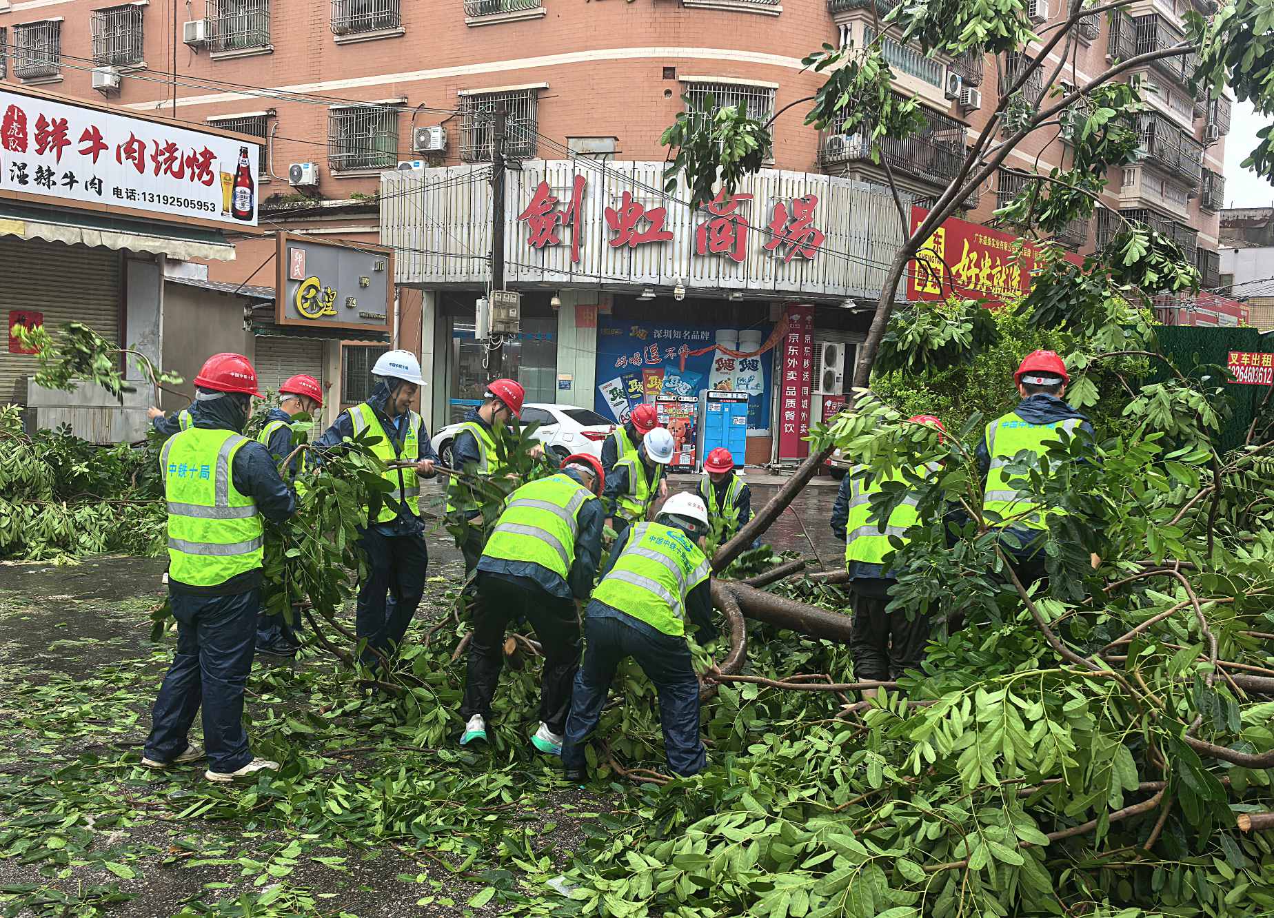 中国中铁驰援“红霞”台风受灾区域抢险