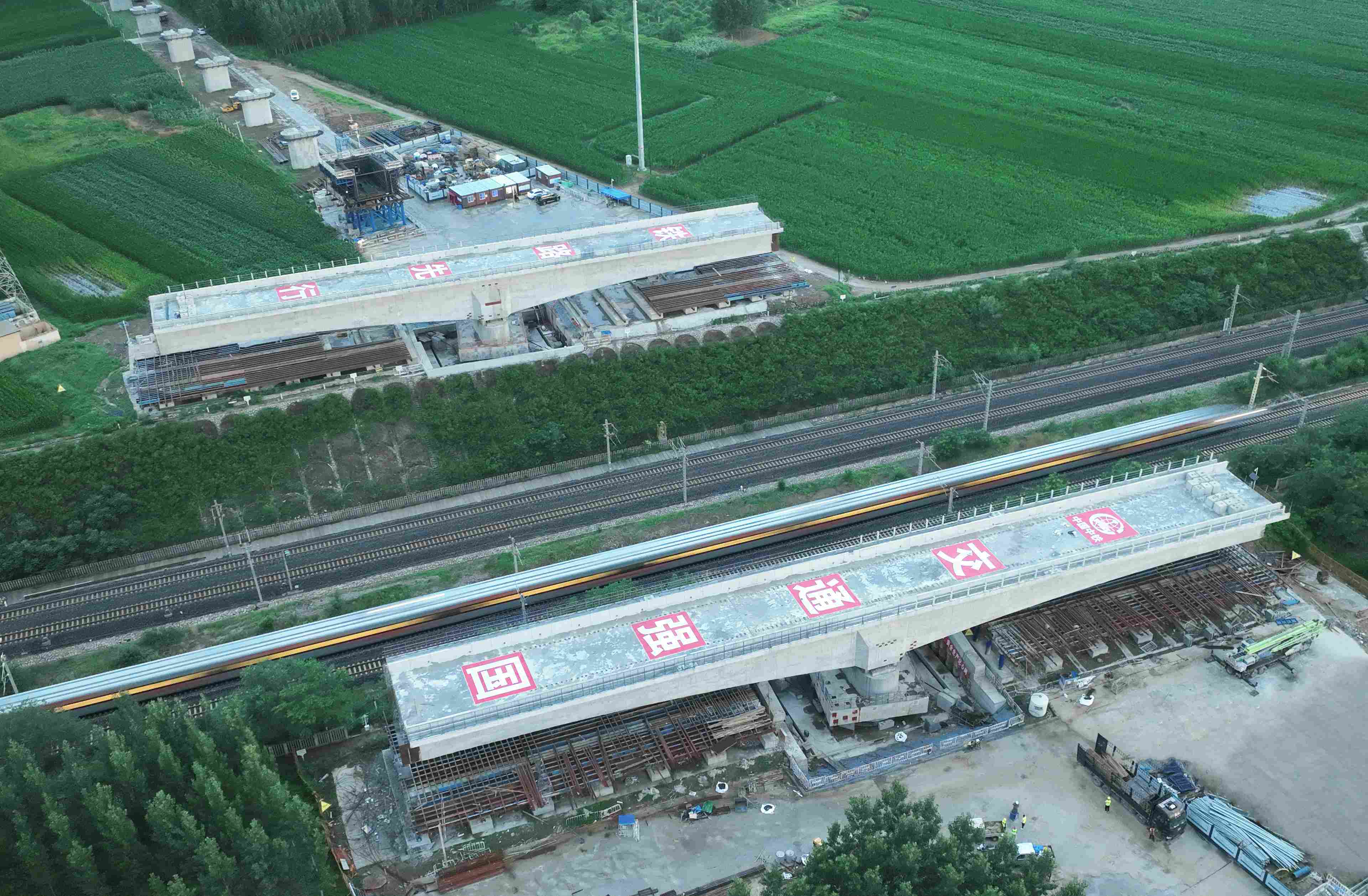 潍宿高铁潍坊特大桥跨胶济铁路转体梁就位