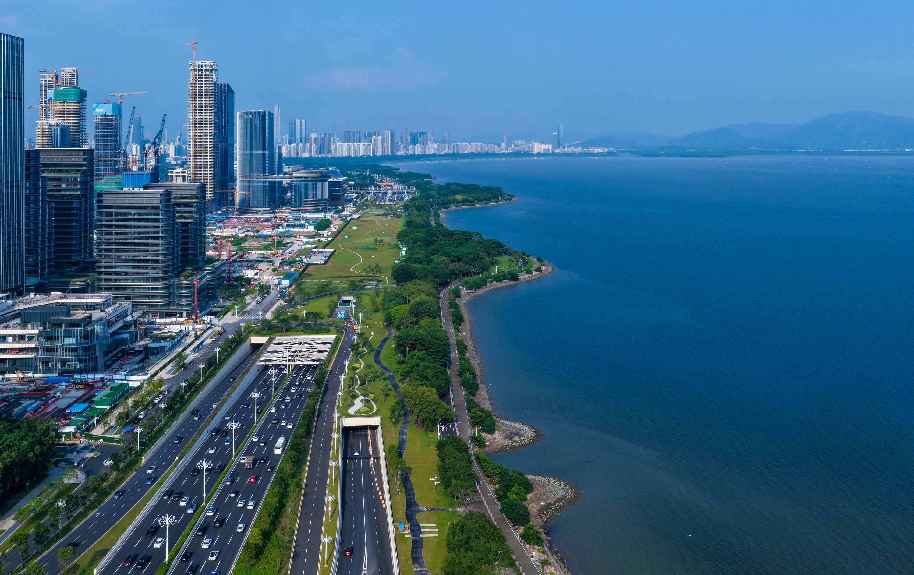 深圳湾超级总部滨海大道上盖覆绿工程启用开放