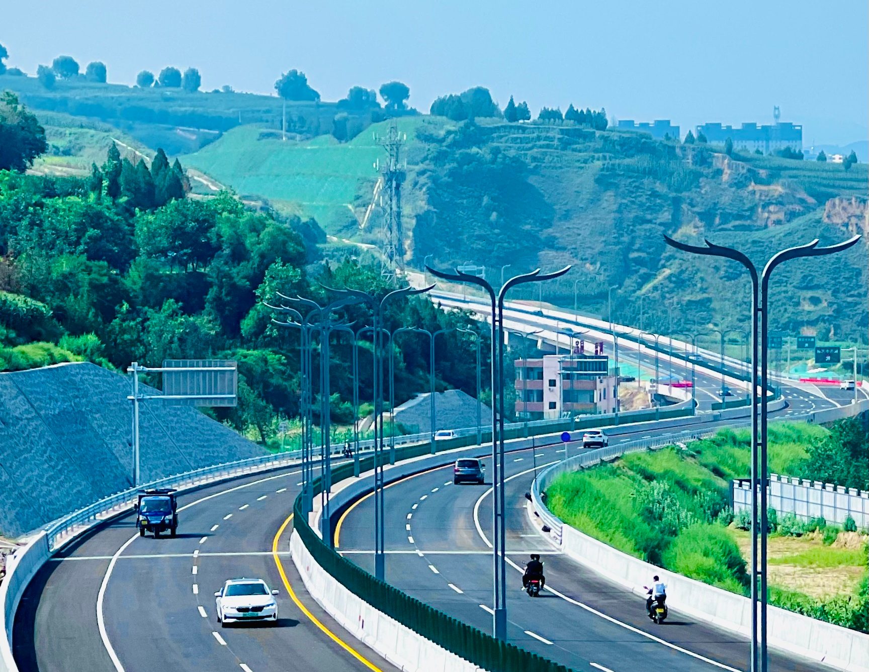 山西吕梁主城至新城快速路通车