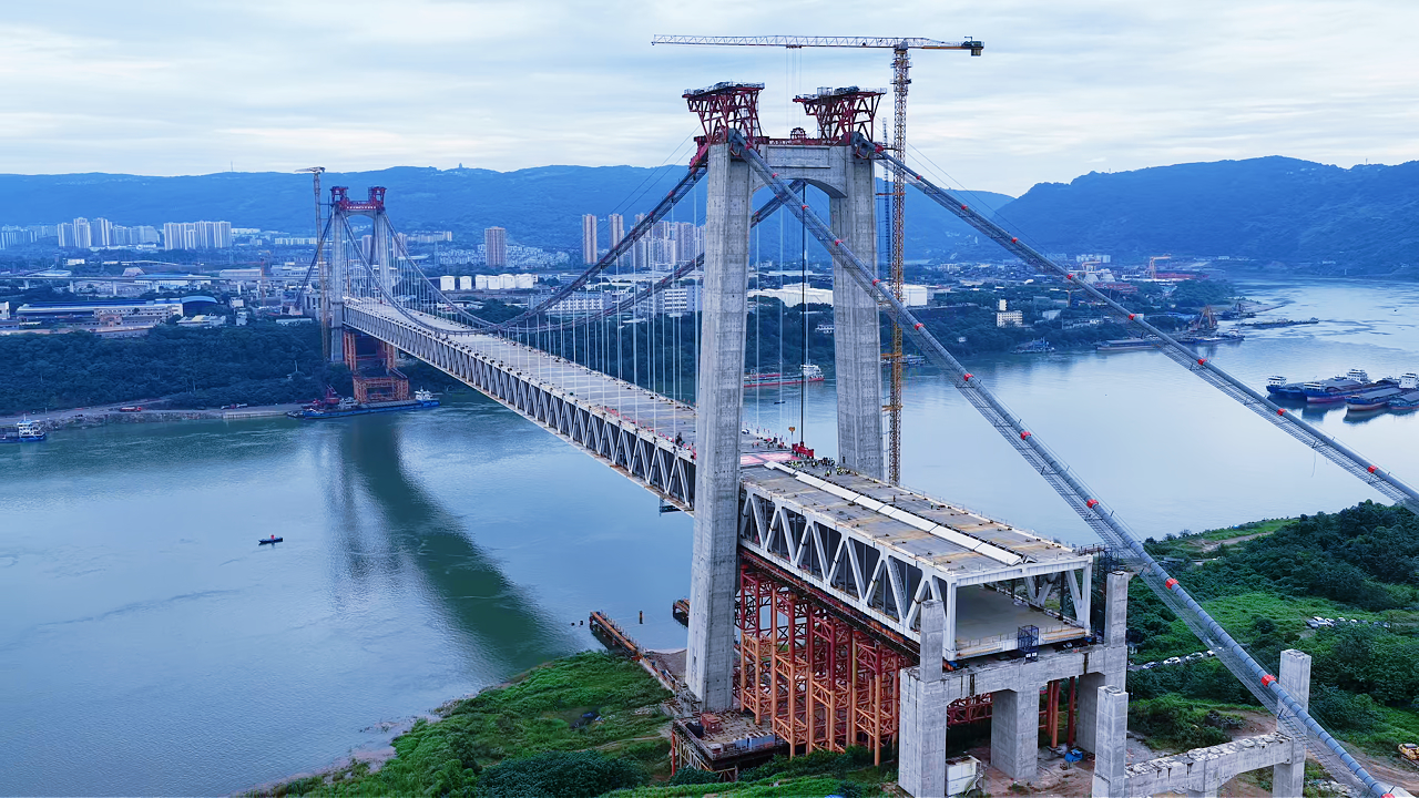 世界在建最大跨径路轨两用悬索桥黄桷沱长江大桥主桥合龙