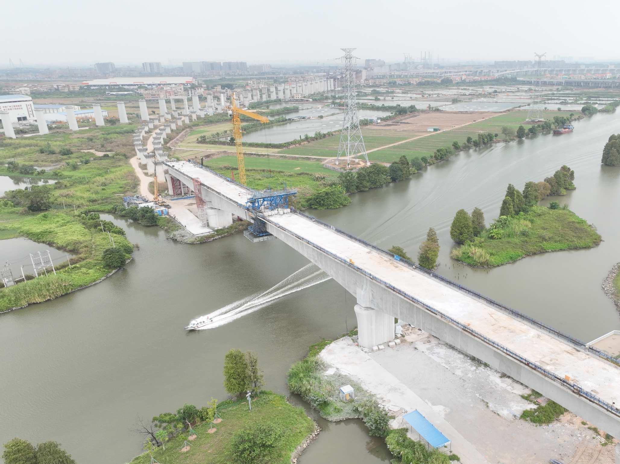 深江铁路石岐河特大桥跨石岐河连续梁合龙