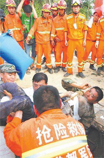 【8.03鲁甸抗震救灾】萝卜地大营救+国家应救援中国中铁二局昆明队+伍宏伟摄 - 副本 - 副本