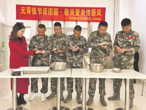 包汤圆合影（陈晨摄）