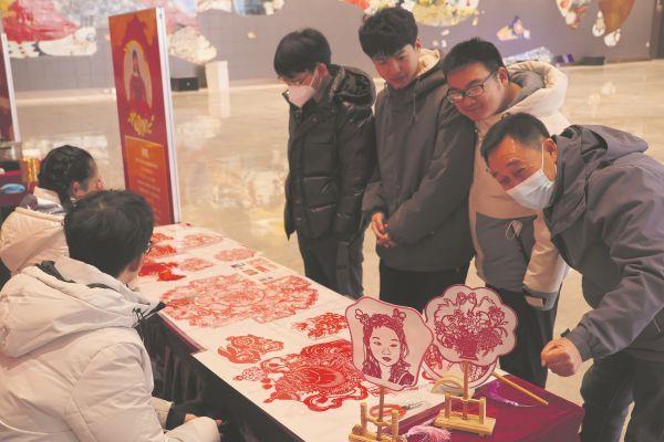 员工观看“手工剪纸”1